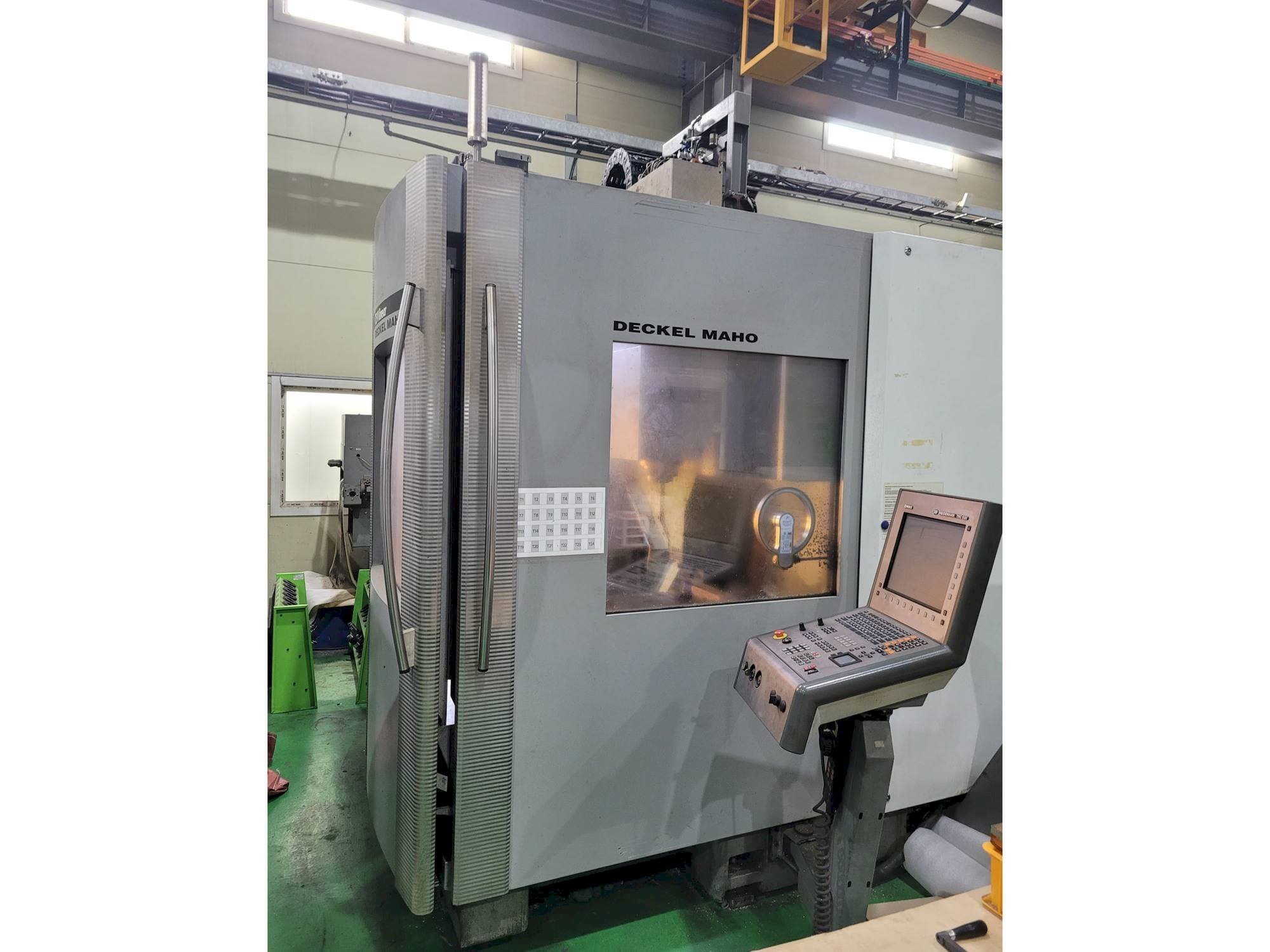 Frontansicht der DECKEL MAHO DMC 75 Linear  Maschine