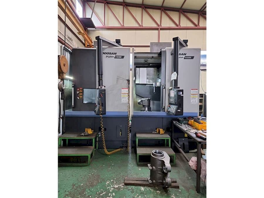 Frontansicht der Doosan Puma V8300  Maschine