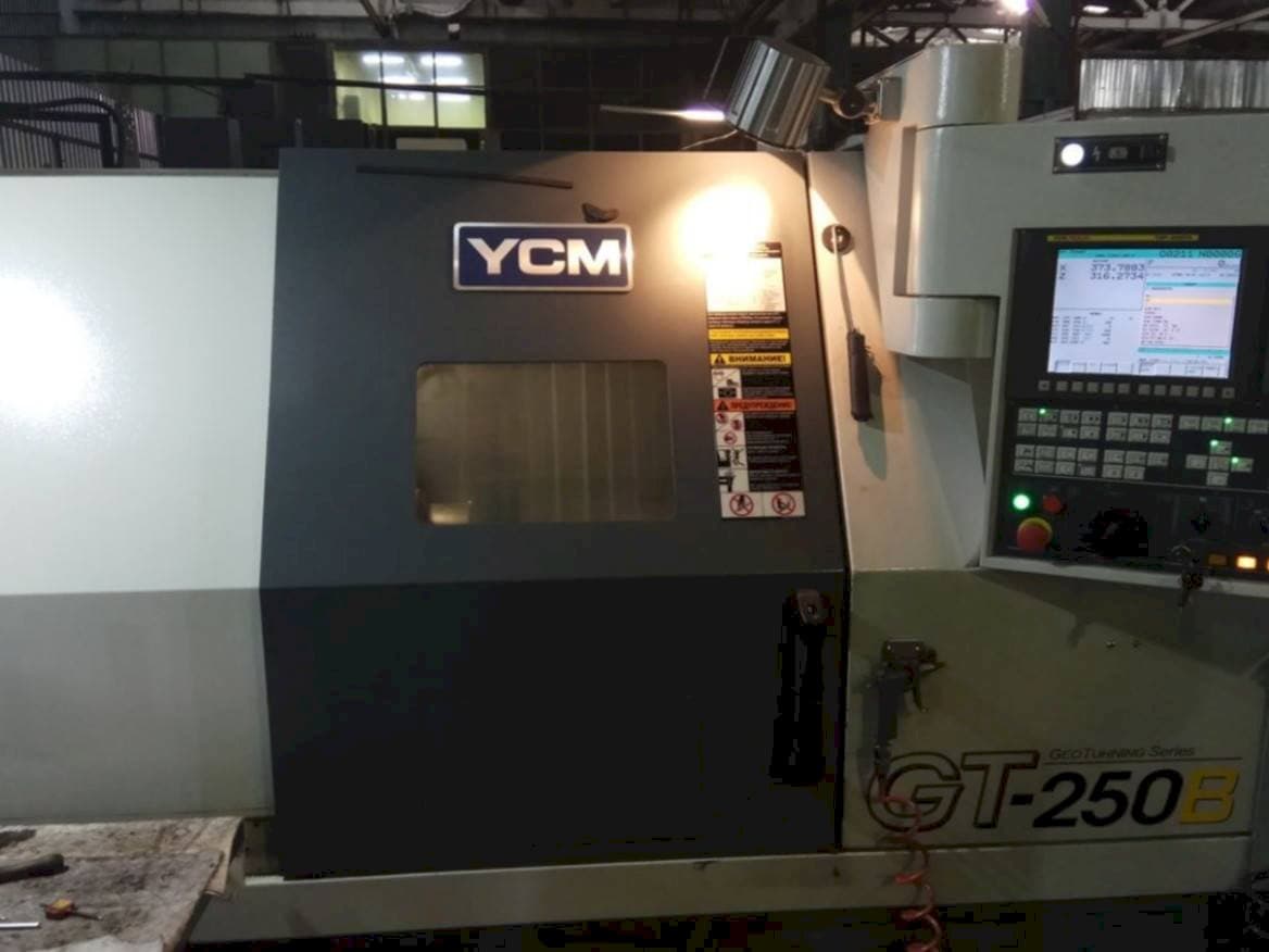 Frontansicht der YCM GT250B  Maschine