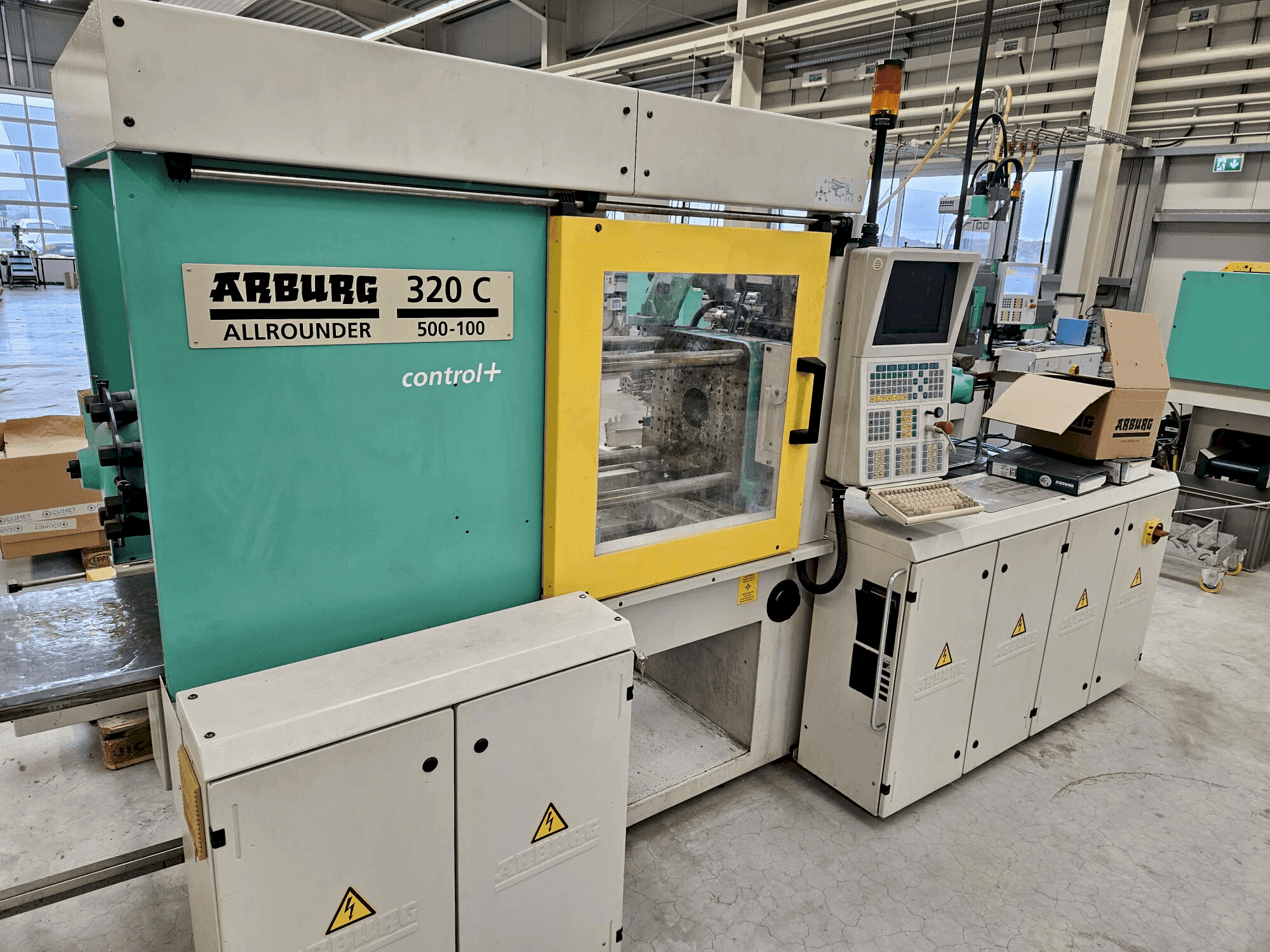 Frontansicht der Arburg 320 C 500-100 + Multilift H with B-Axis  Maschine