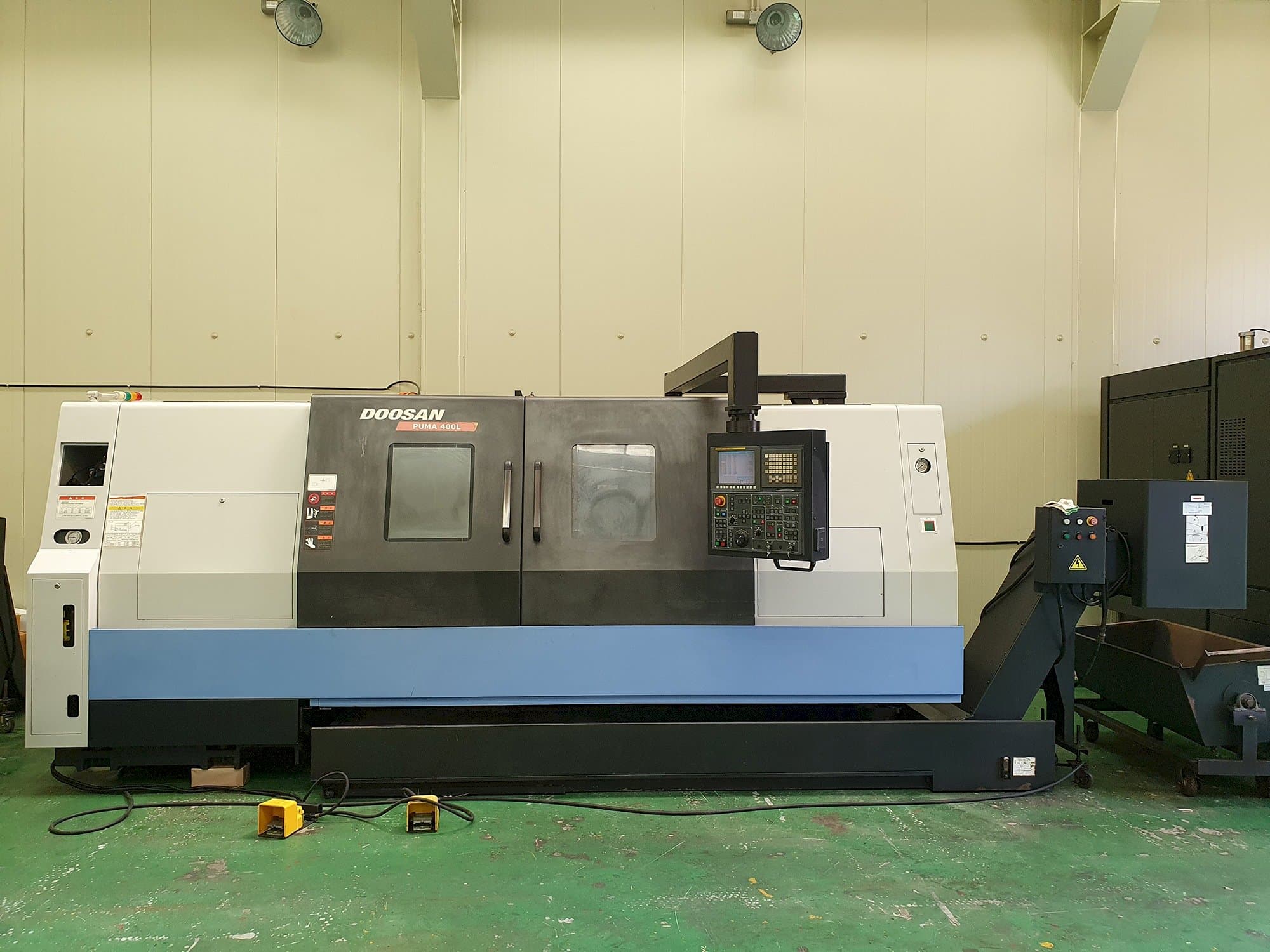 Frontansicht der Doosan PUMA 400LB  Maschine