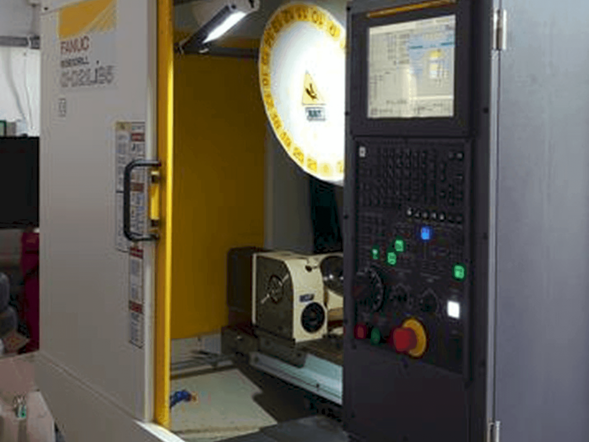 Frontansicht der FANUC ROBODRILL α-D21LiB5  Maschine