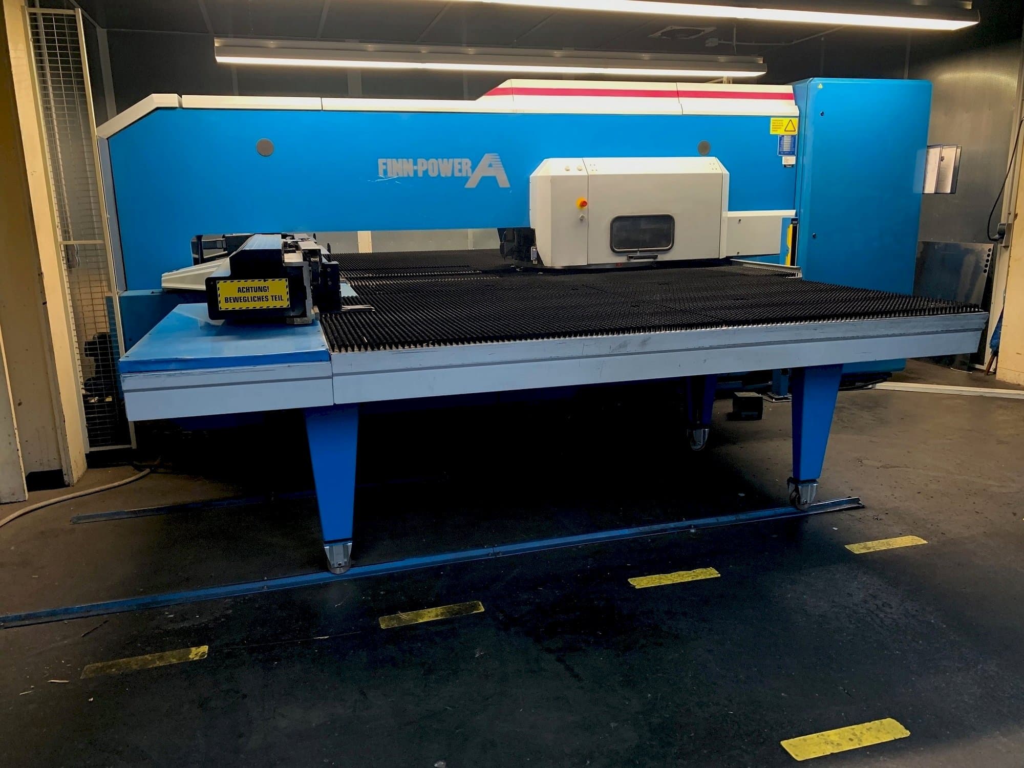 Frontansicht der Finn-Power A5 SV  Maschine