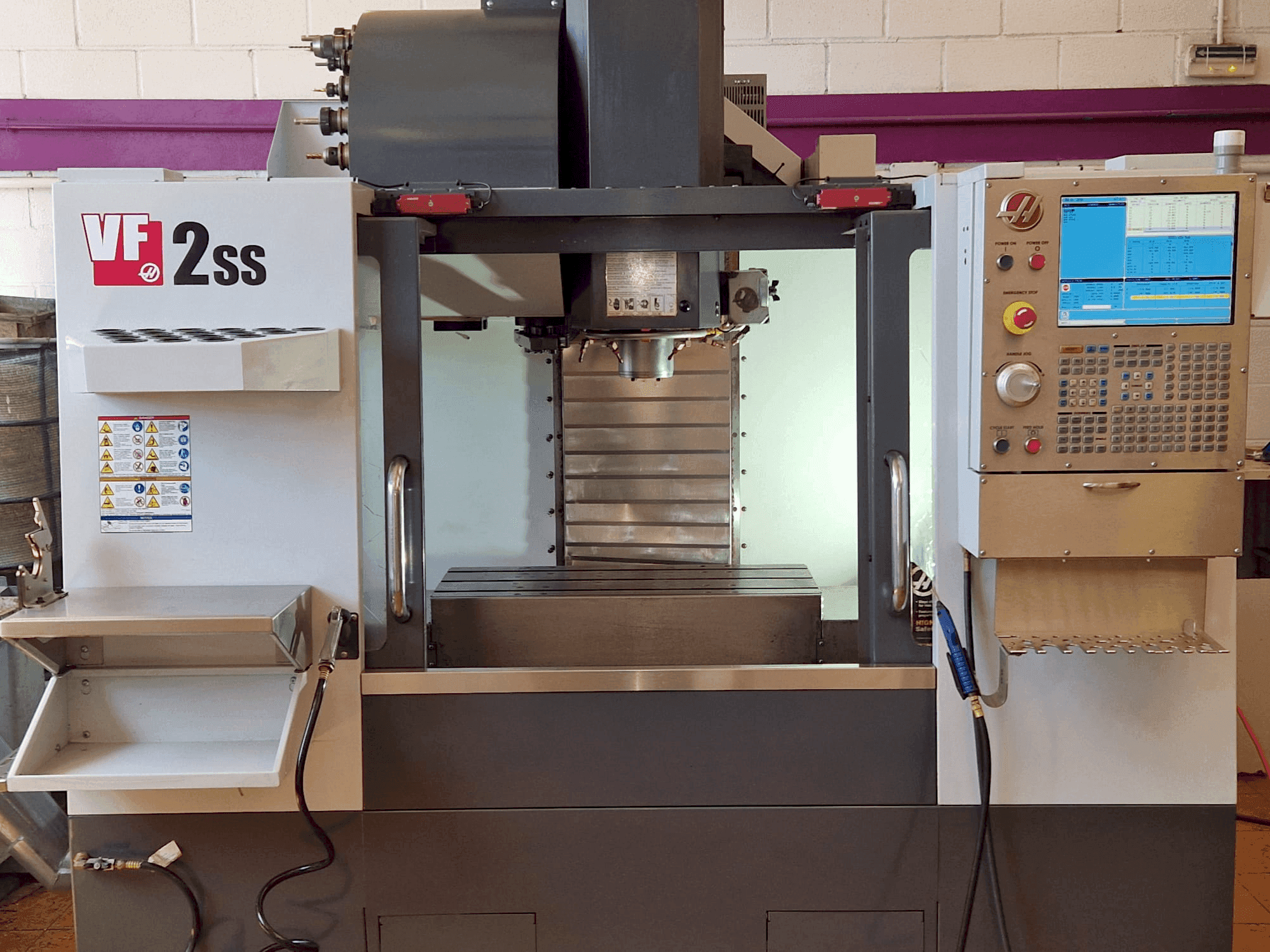 Frontansicht der HAAS VF-2SS  Maschine