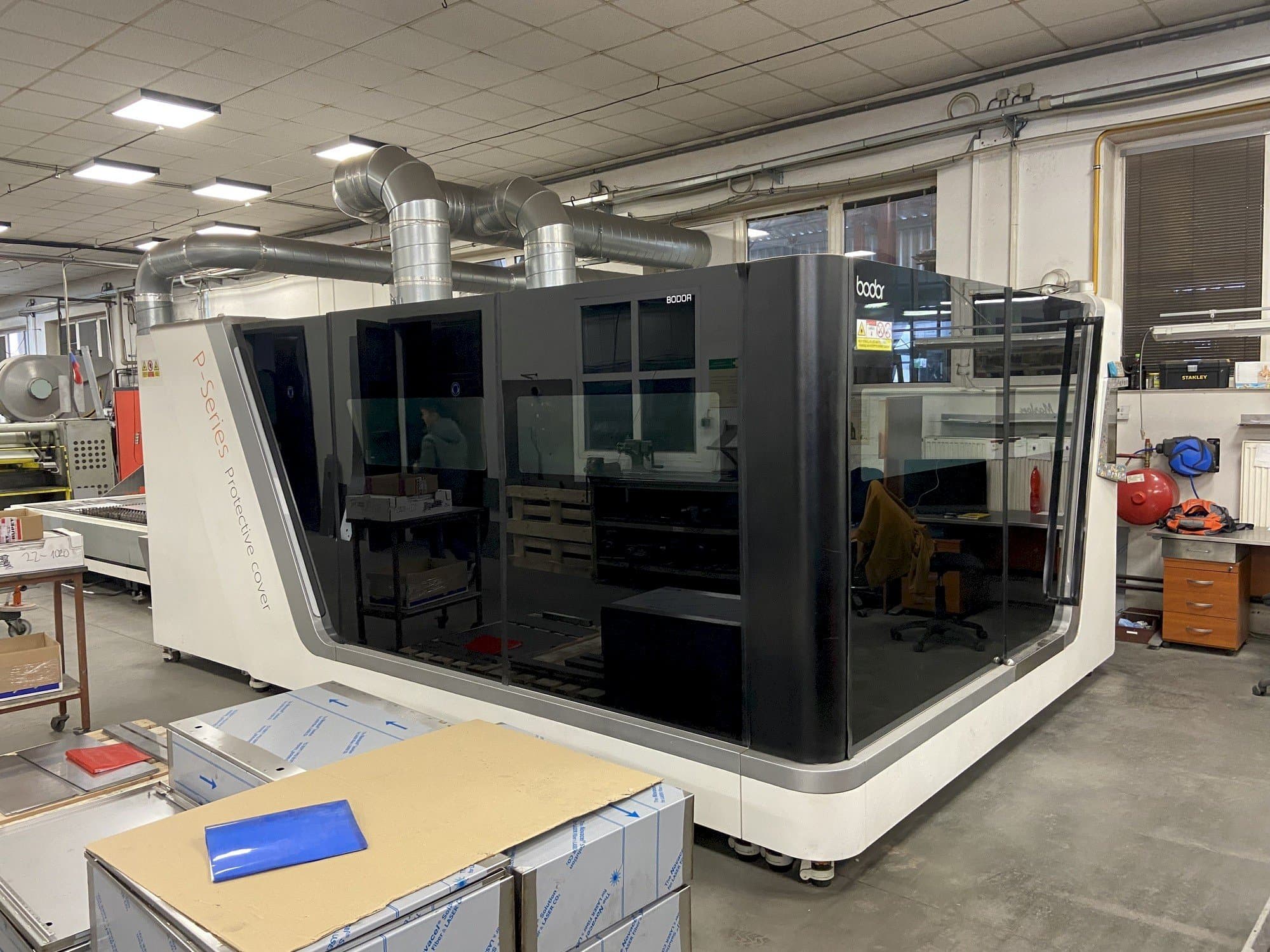 Frontansicht der Bodor P3  Maschine