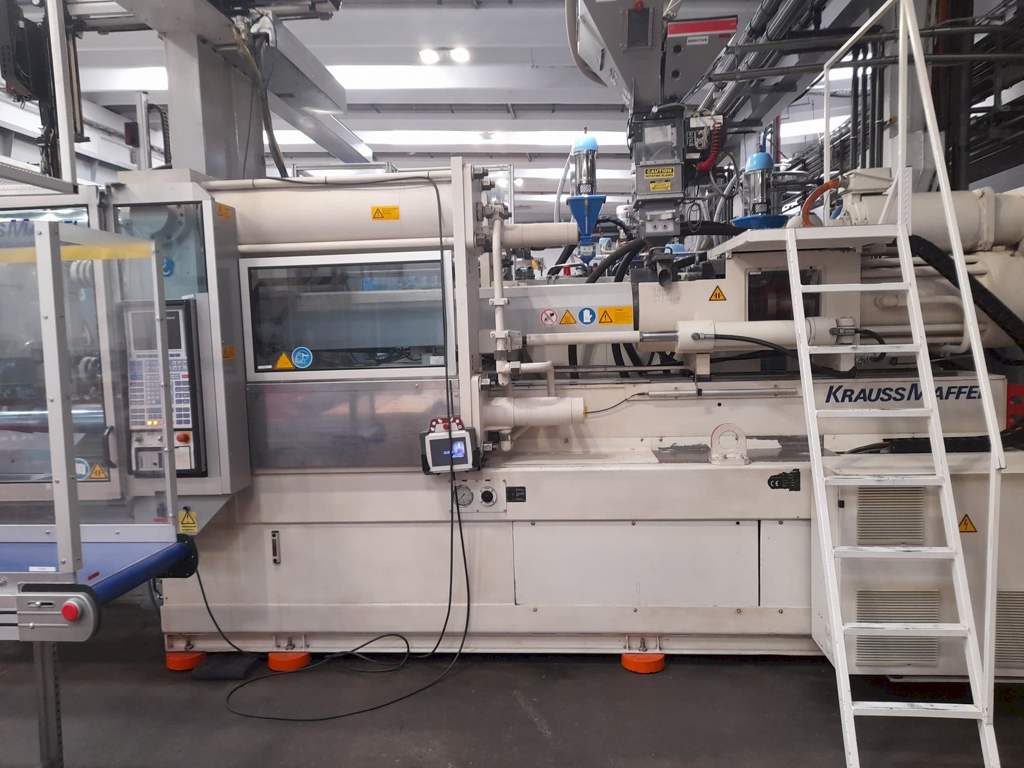 Frontansicht der Krauss Maffei KM 450-3500 C3  Maschine