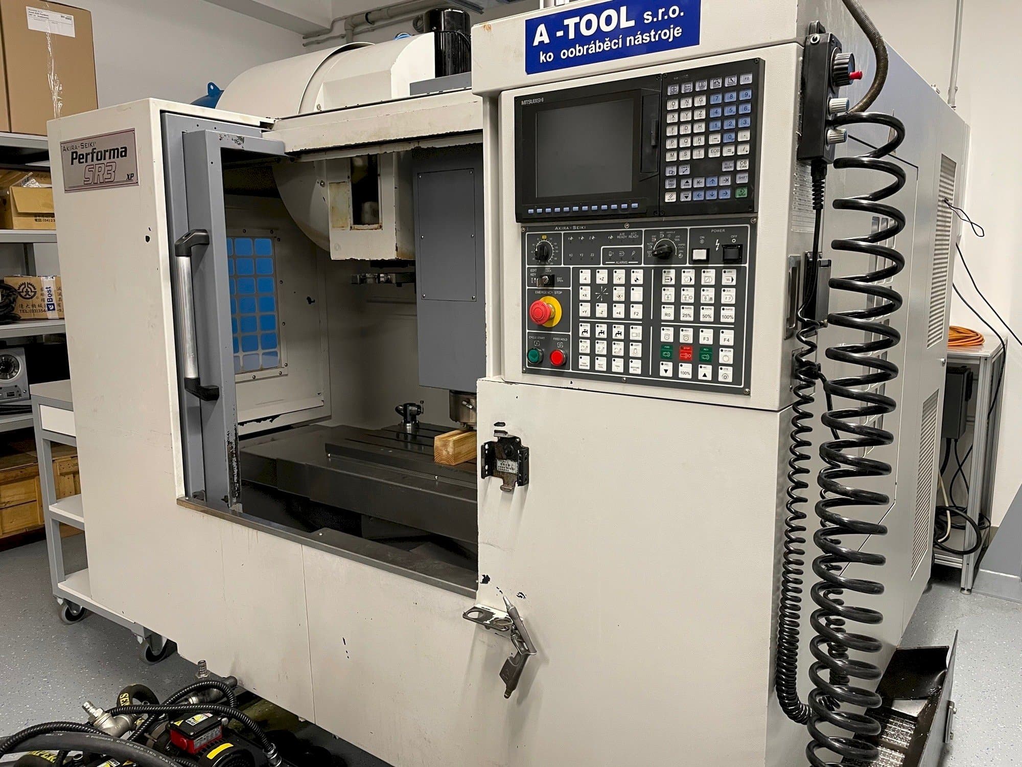 Frontansicht der Akira Seiki SR3XP  Maschine