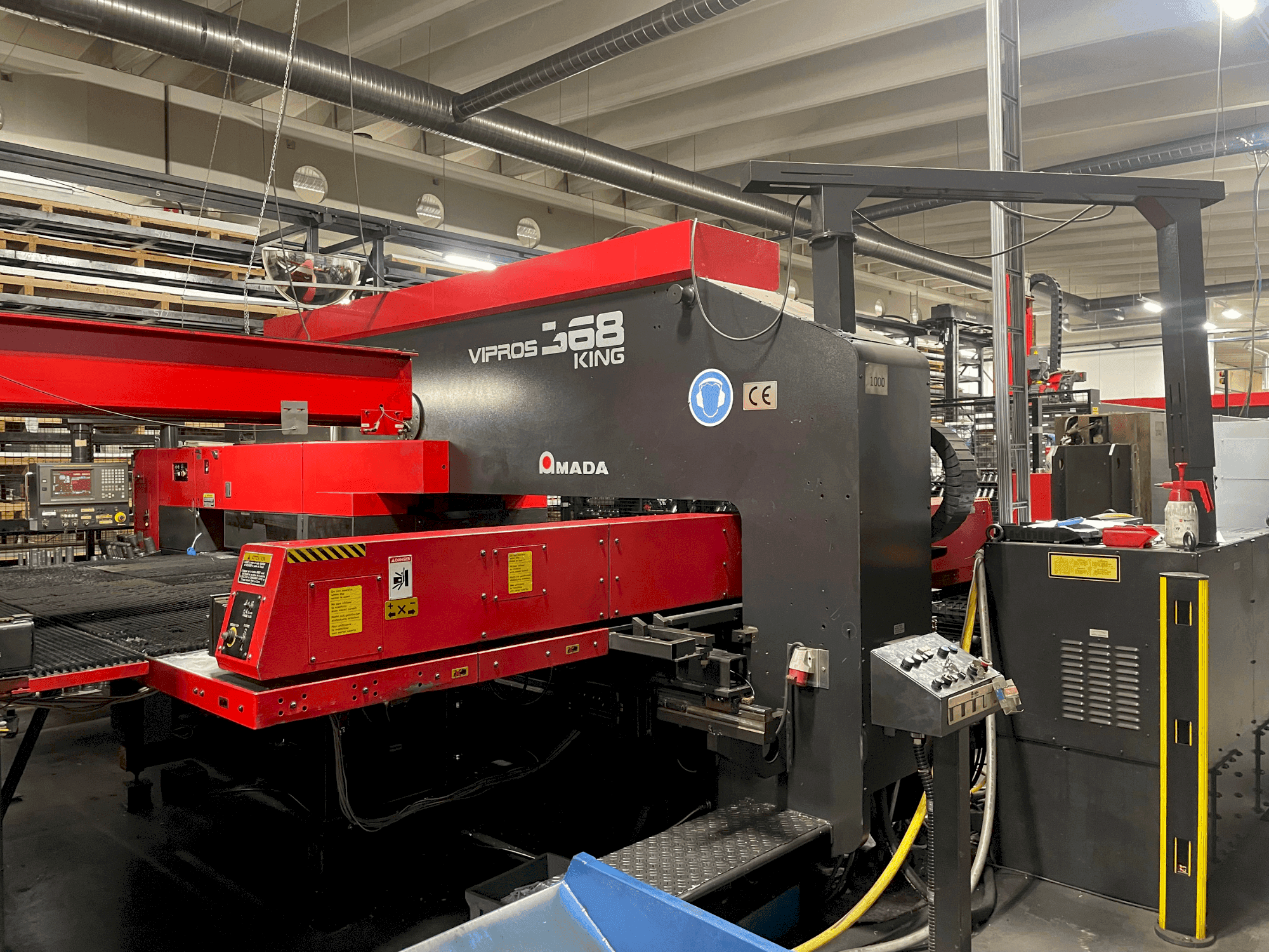Frontansicht der AMADA Vipros King 368  Maschine