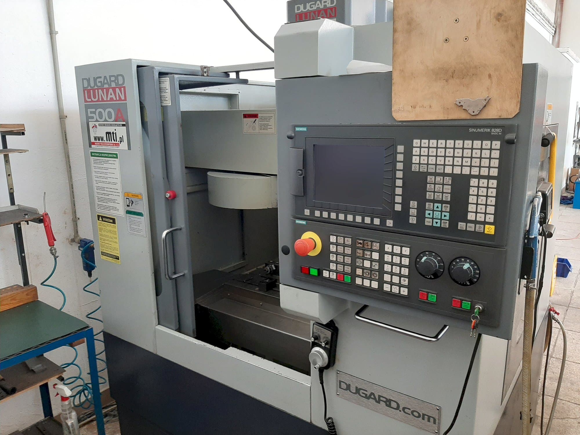 Frontansicht der Dugard									 LUNAN 500A  Maschine
