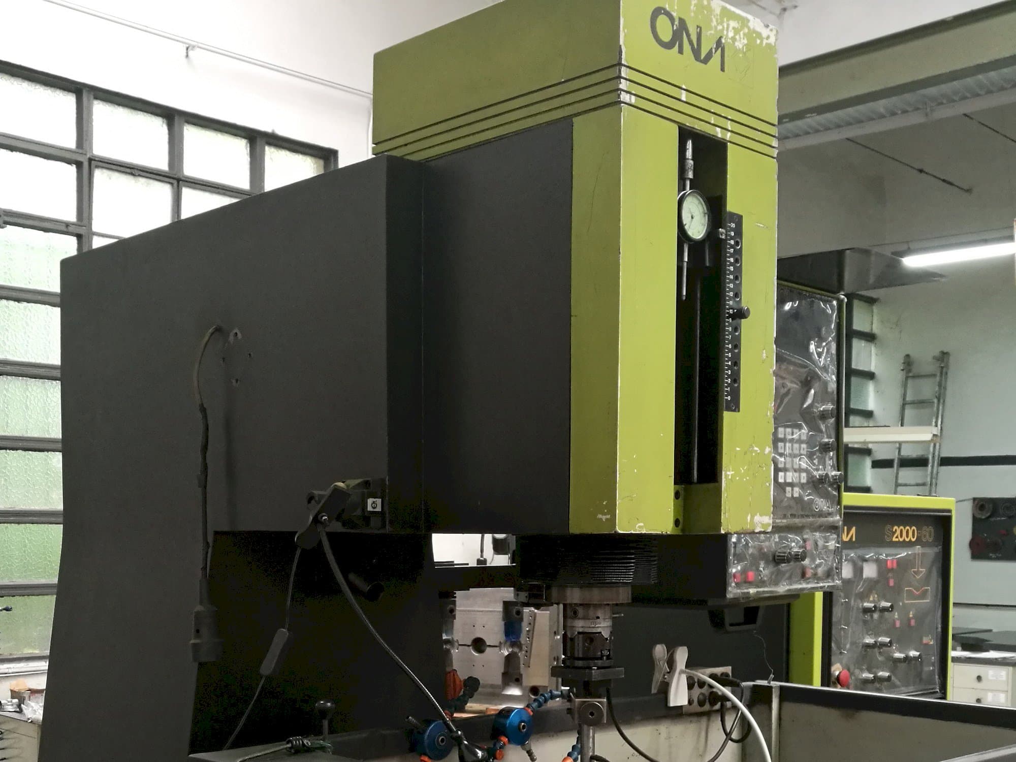 Linke Ansicht der ONA IN 260  Maschine