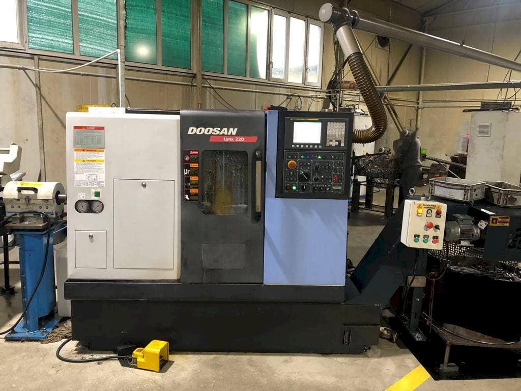 Frontansicht der Doosan Lynx 220 B  Maschine