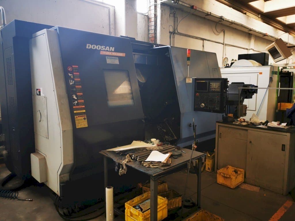 Frontansicht der Doosan Puma MX 2500 Maschine