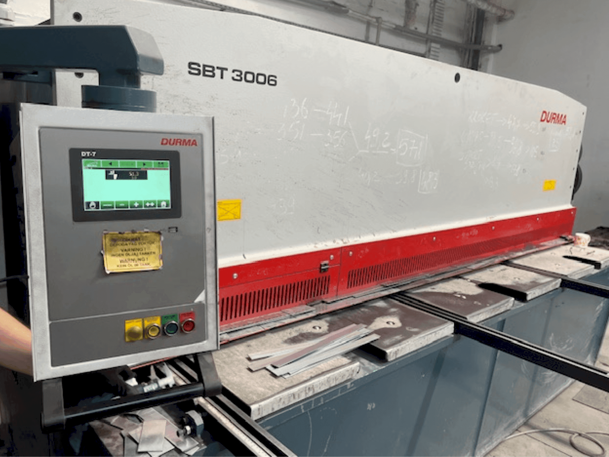Frontansicht der Durma SBT 3006  Maschine