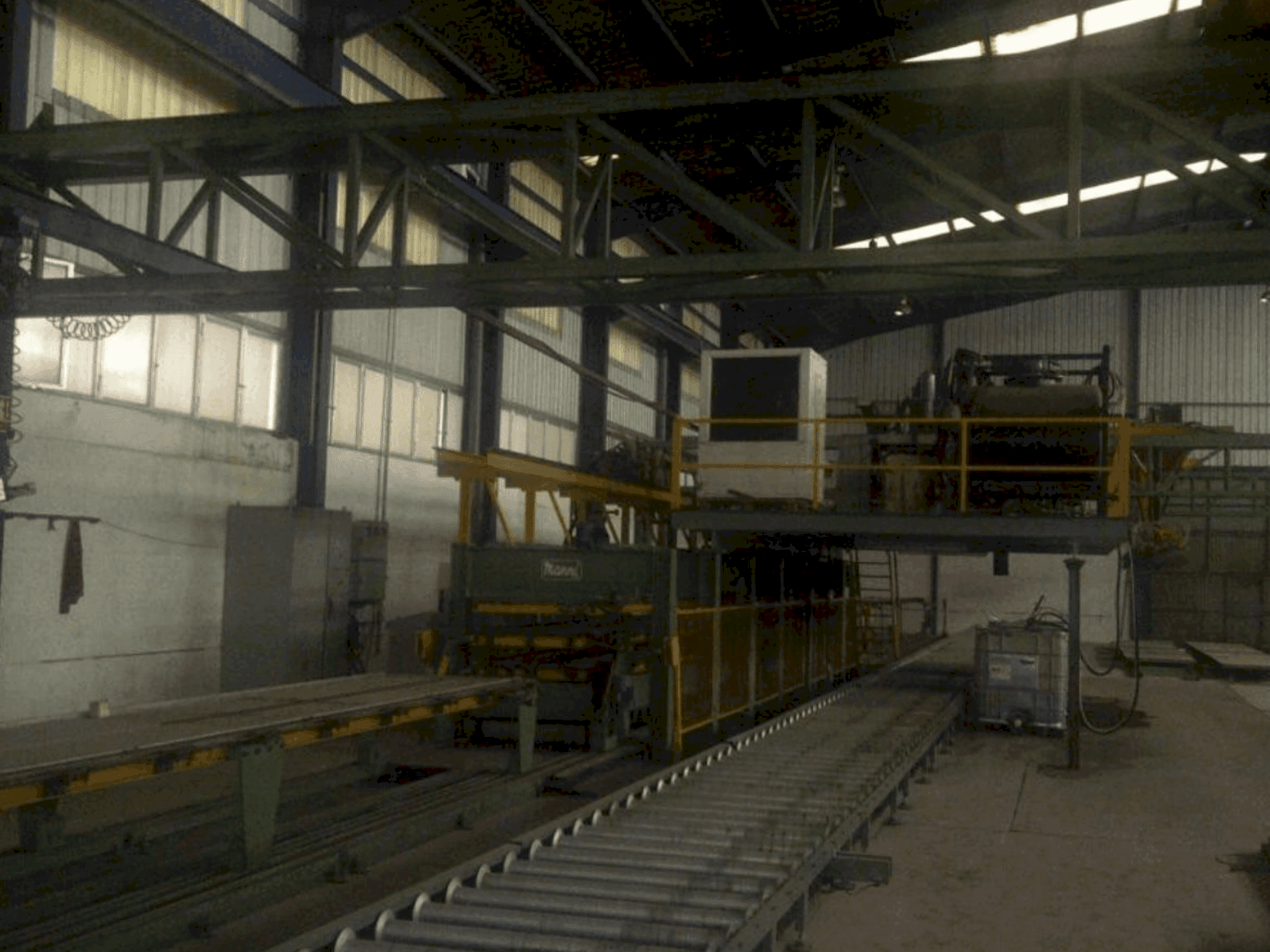 Frontansicht der MANNI Sandwich Panel Production Line  Maschine