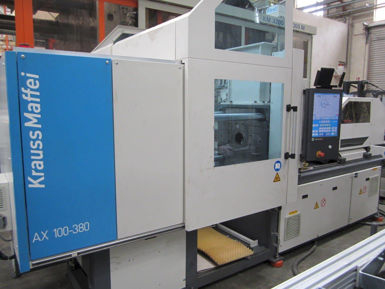 Frontansicht der Krauss Maffei 100-380 AX  Maschine