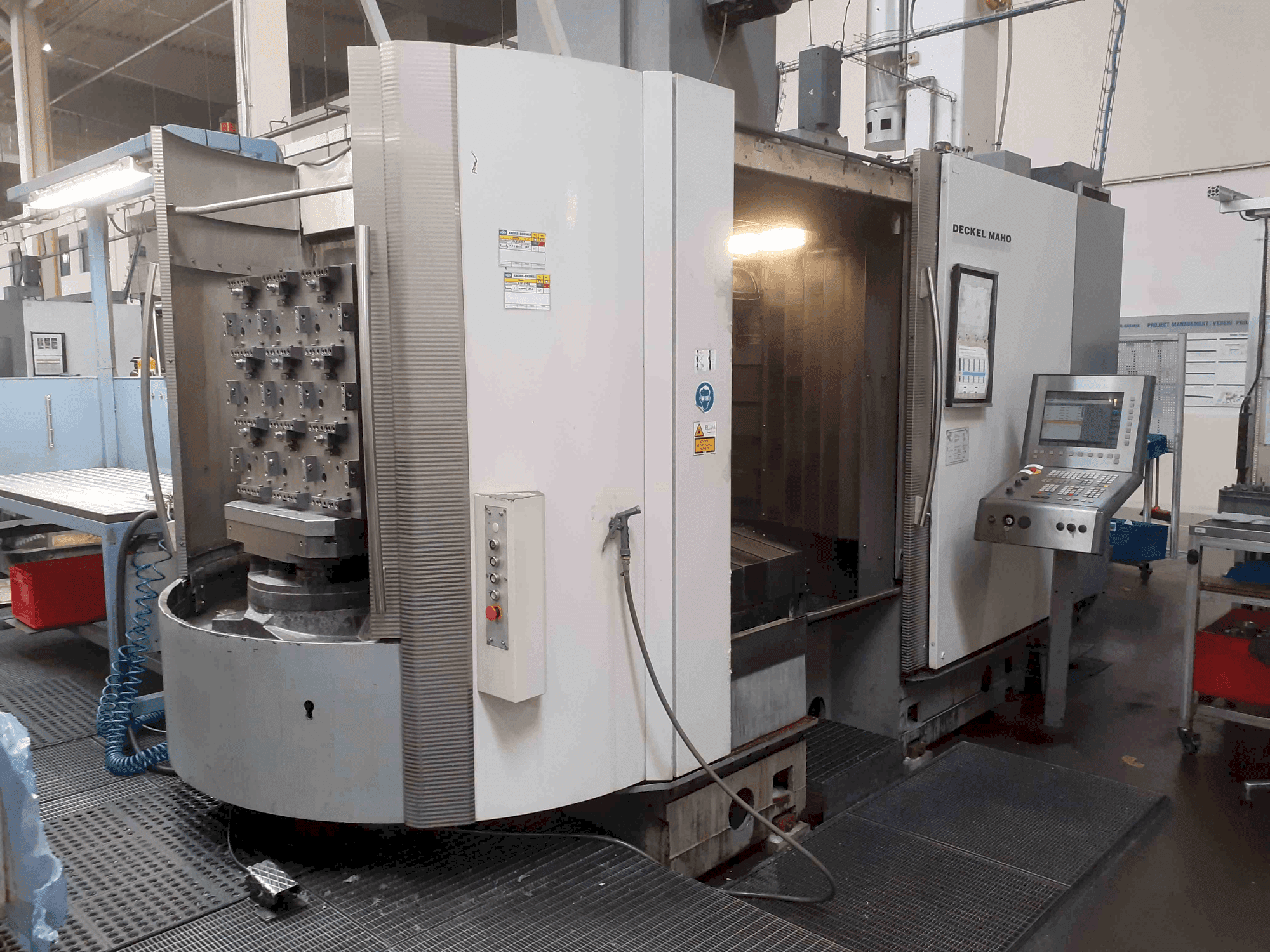 Frontansicht der DECKEL MAHO DMC 80 H  Maschine