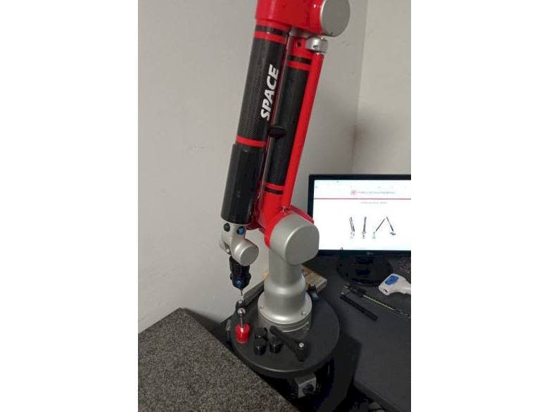 Frontansicht der Tomelleri Engineering Space - 6 Axes  Maschine