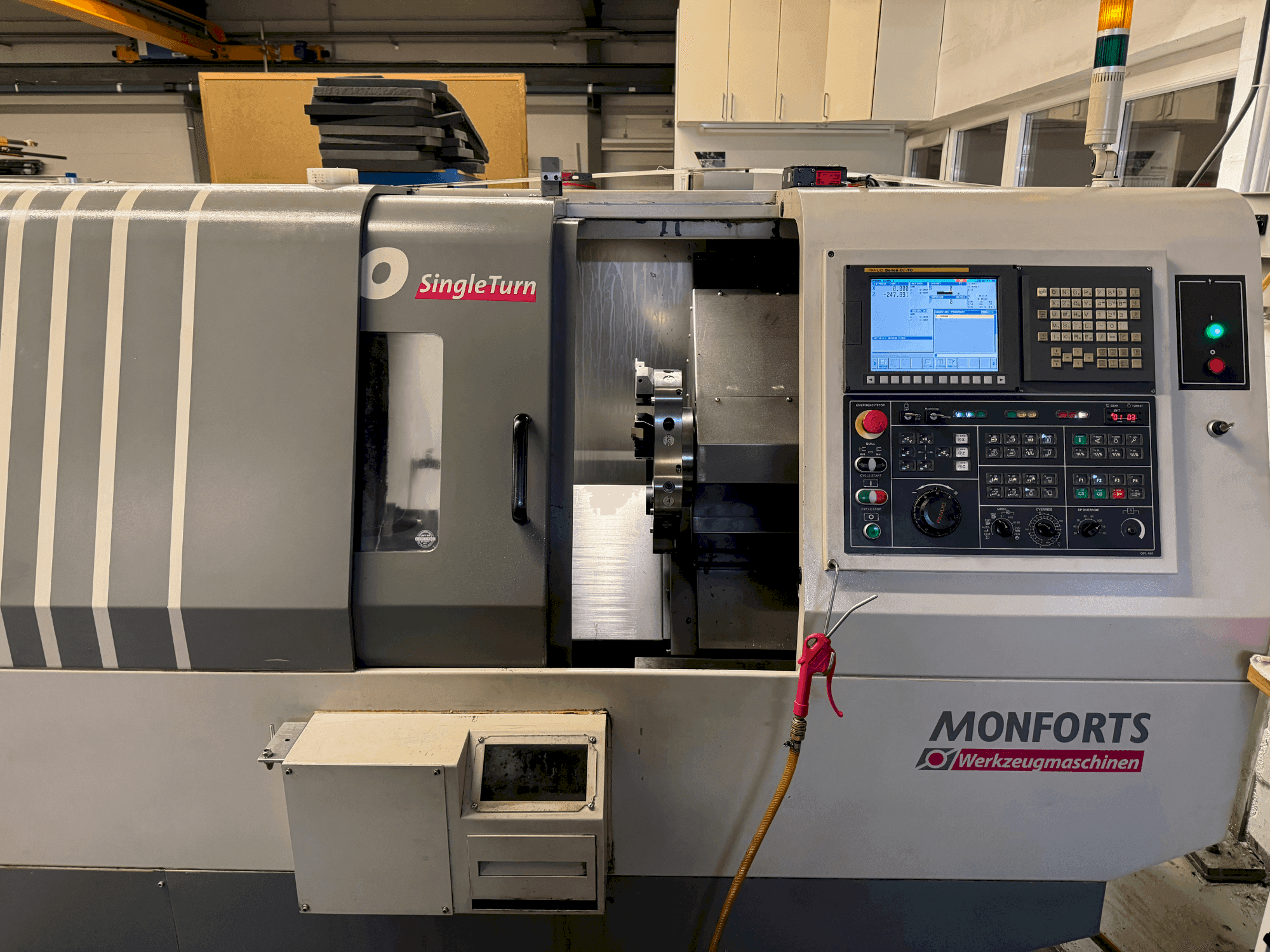 Frontansicht der Monforts TNC 300 SingleTurn  Maschine