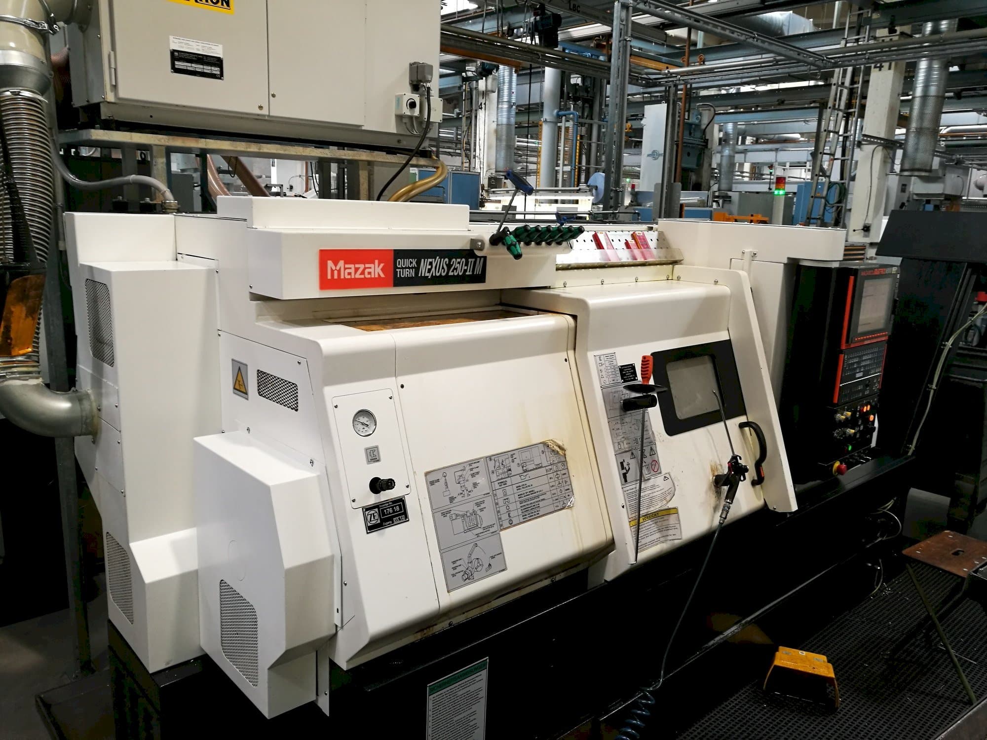 Frontansicht der Mazak Quickturn Nexus 250-II M  Maschine