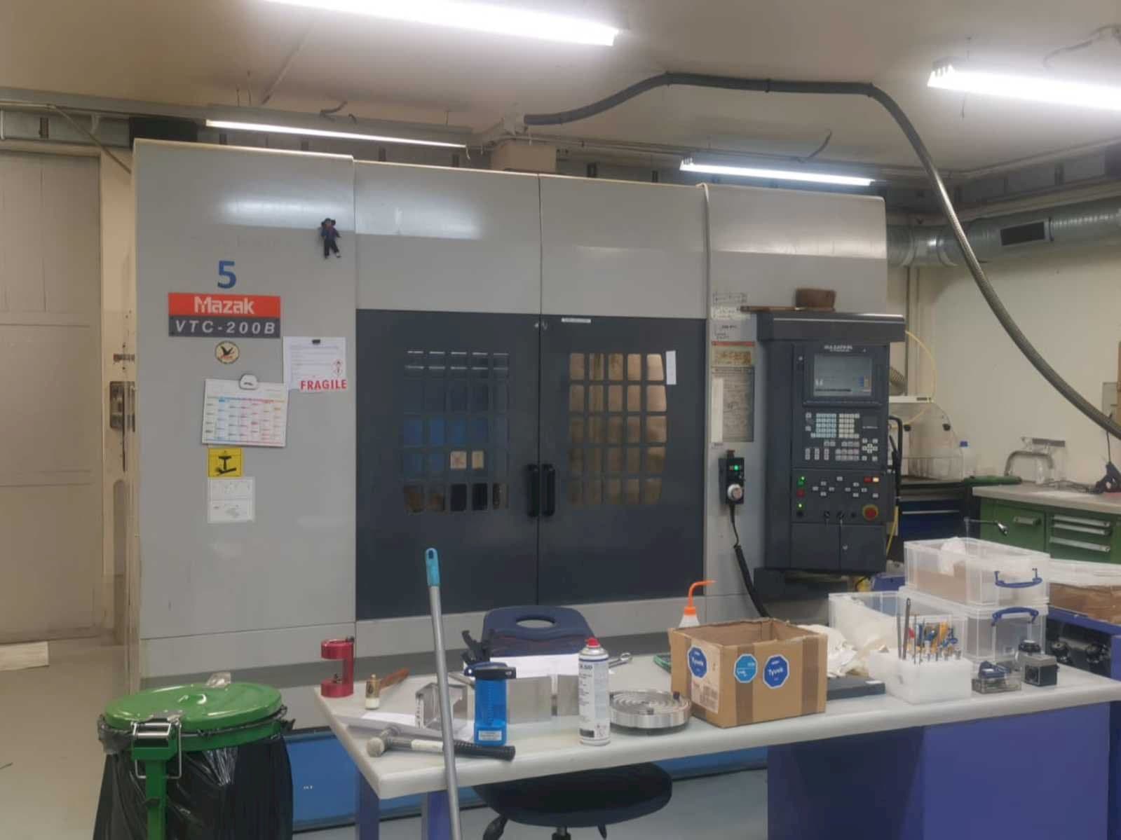 Frontansicht der Mazak VTC 200B  Maschine