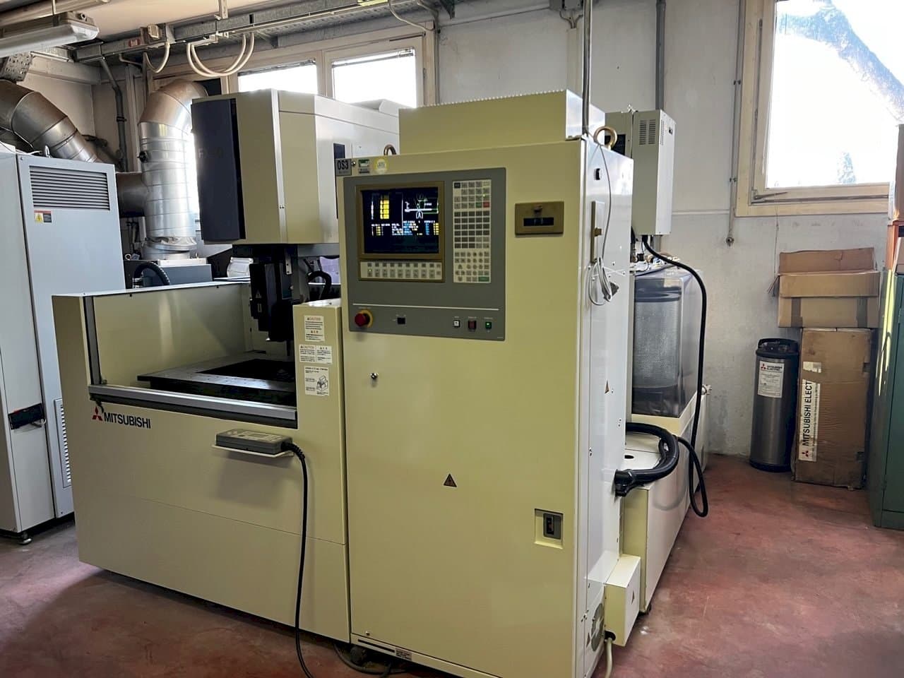 Frontansicht der Mitsubishi fx 20  Maschine