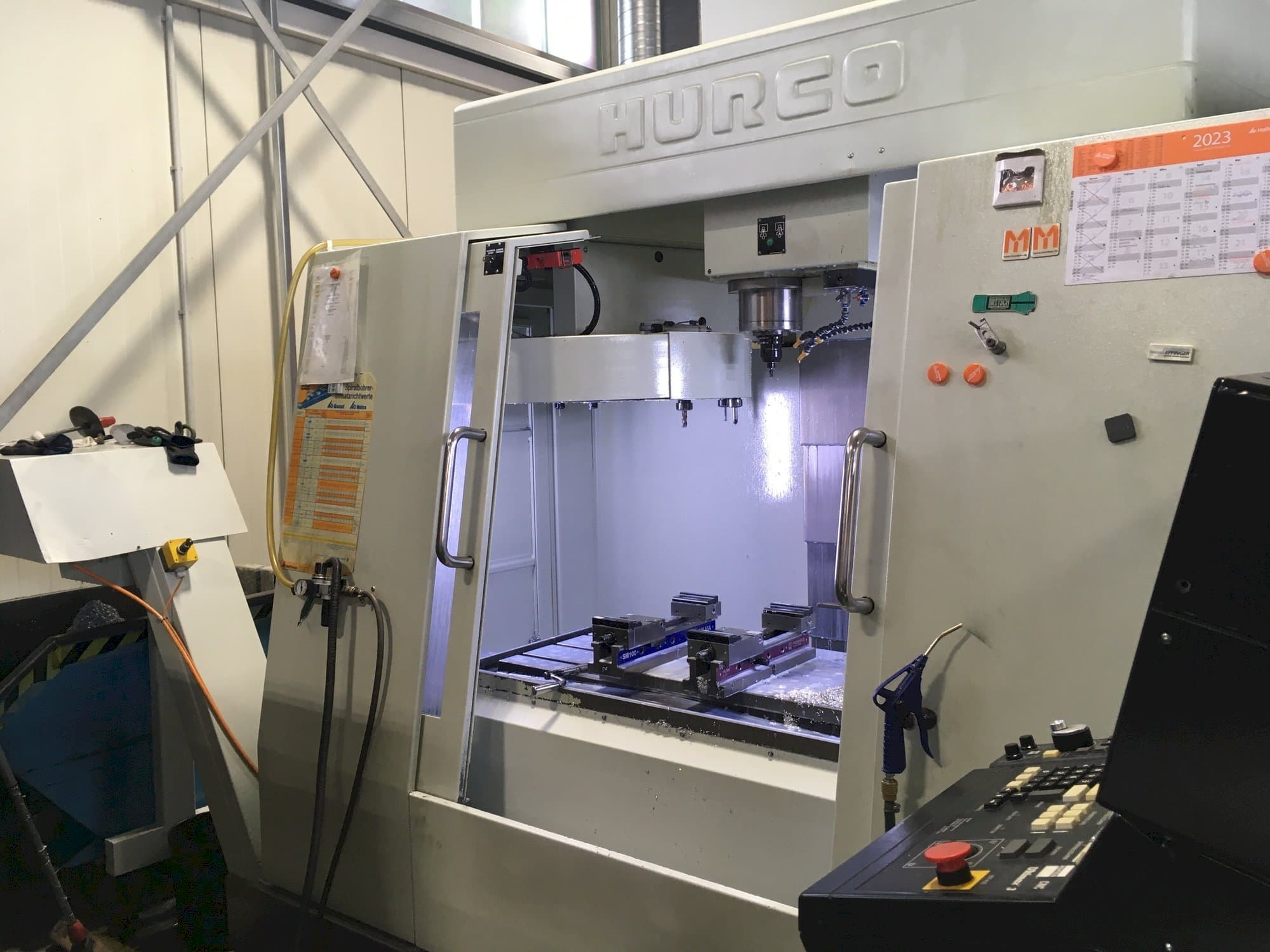 Frontansicht der Hurco BAC 30 HTM  Maschine