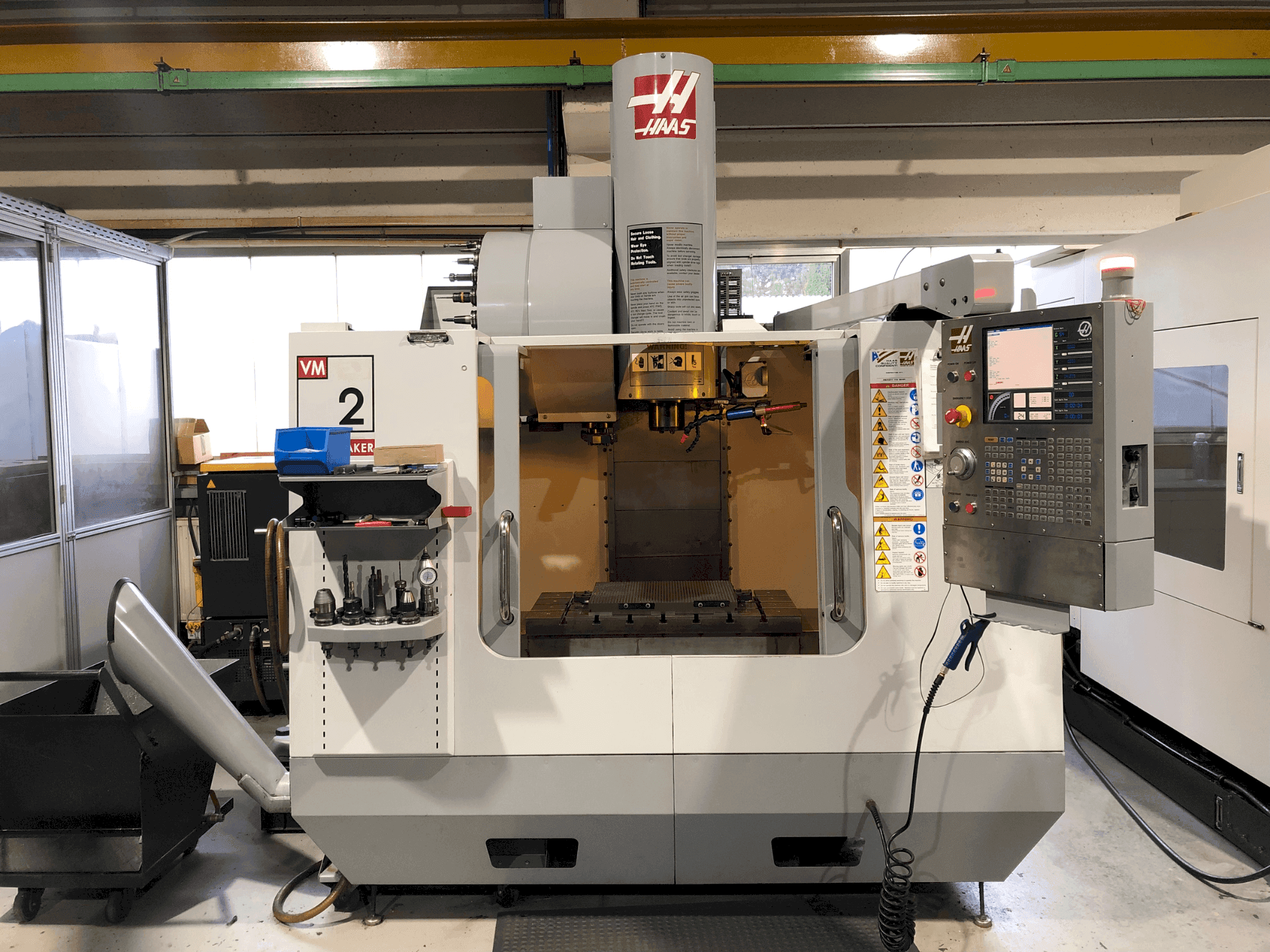 Frontansicht der HAAS VM-2HF  Maschine