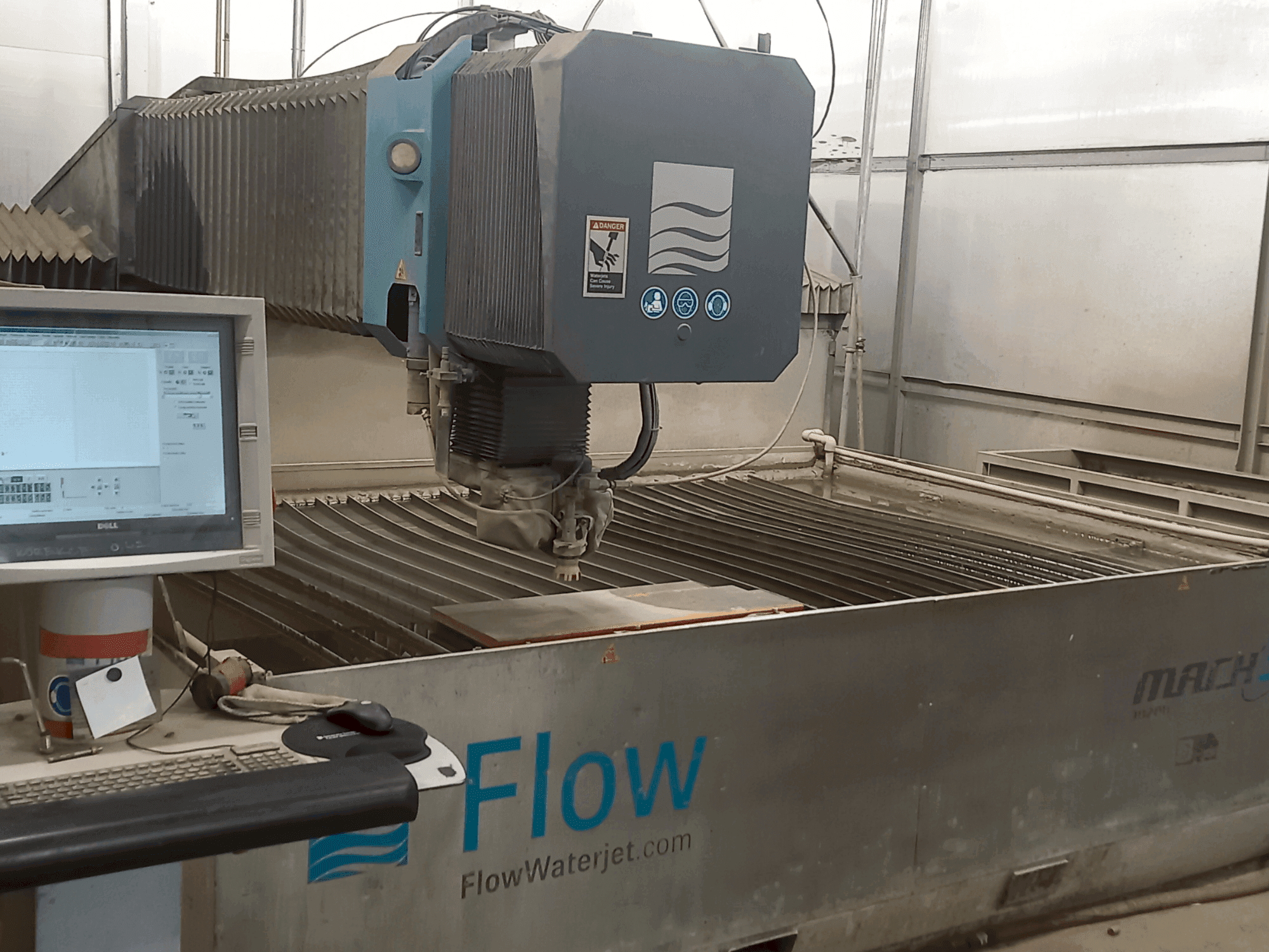 Frontansicht der Flow Mach 3-3020b  Maschine