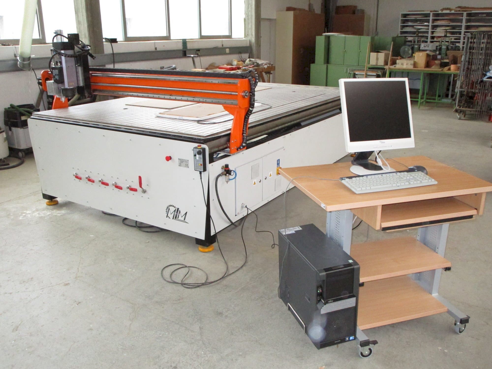 Frontansicht der MLM Ploter CNC  Maschine