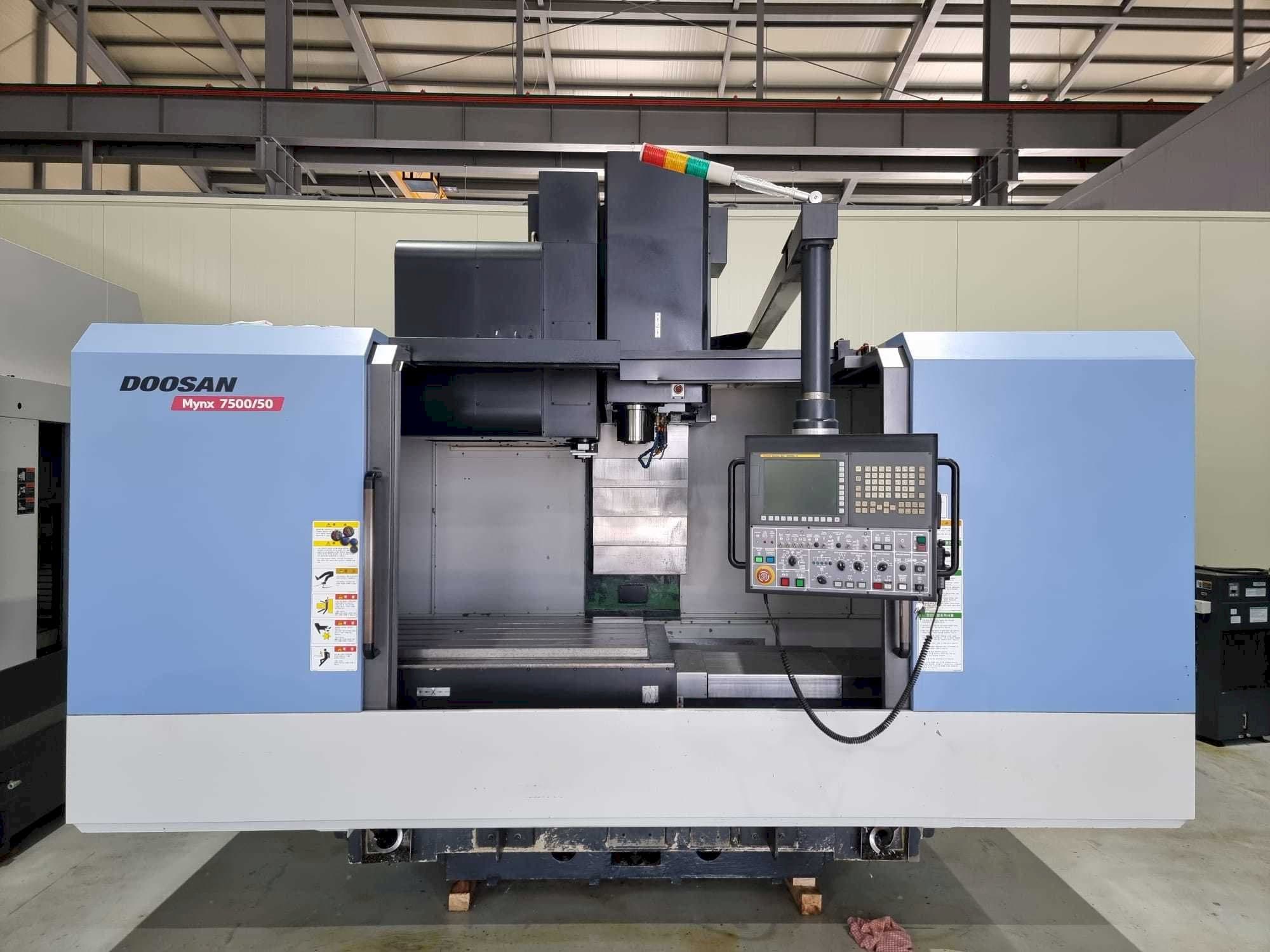 Frontansicht der Doosan Mynx 7500/50  Maschine