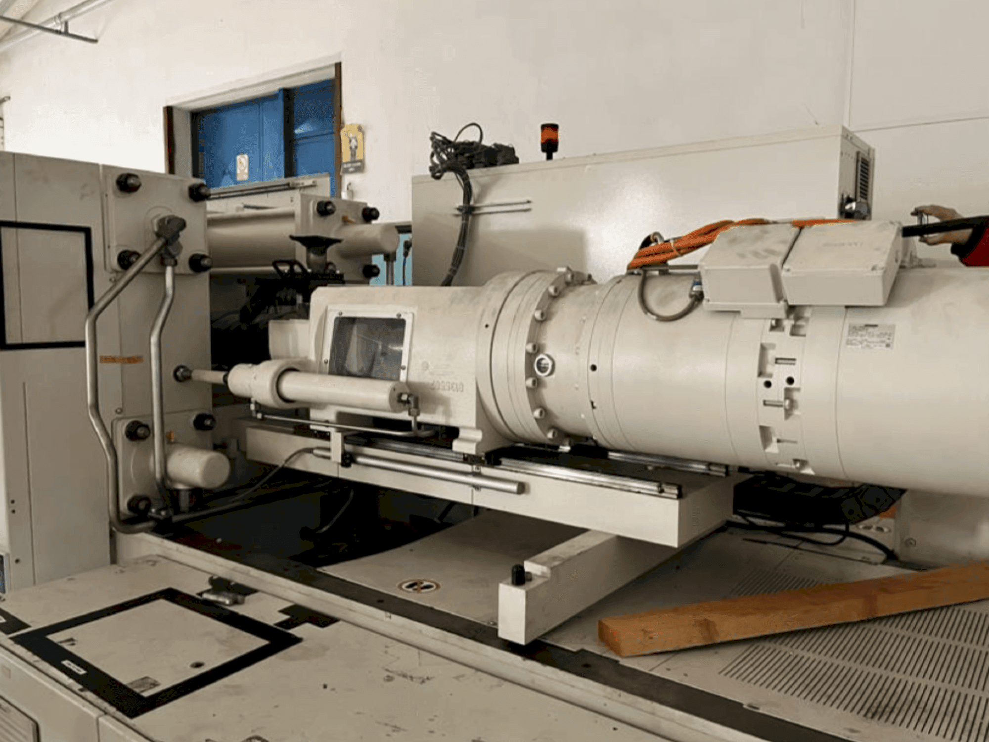 Frontansicht der Krauss Maffei 200-750 CX  Maschine