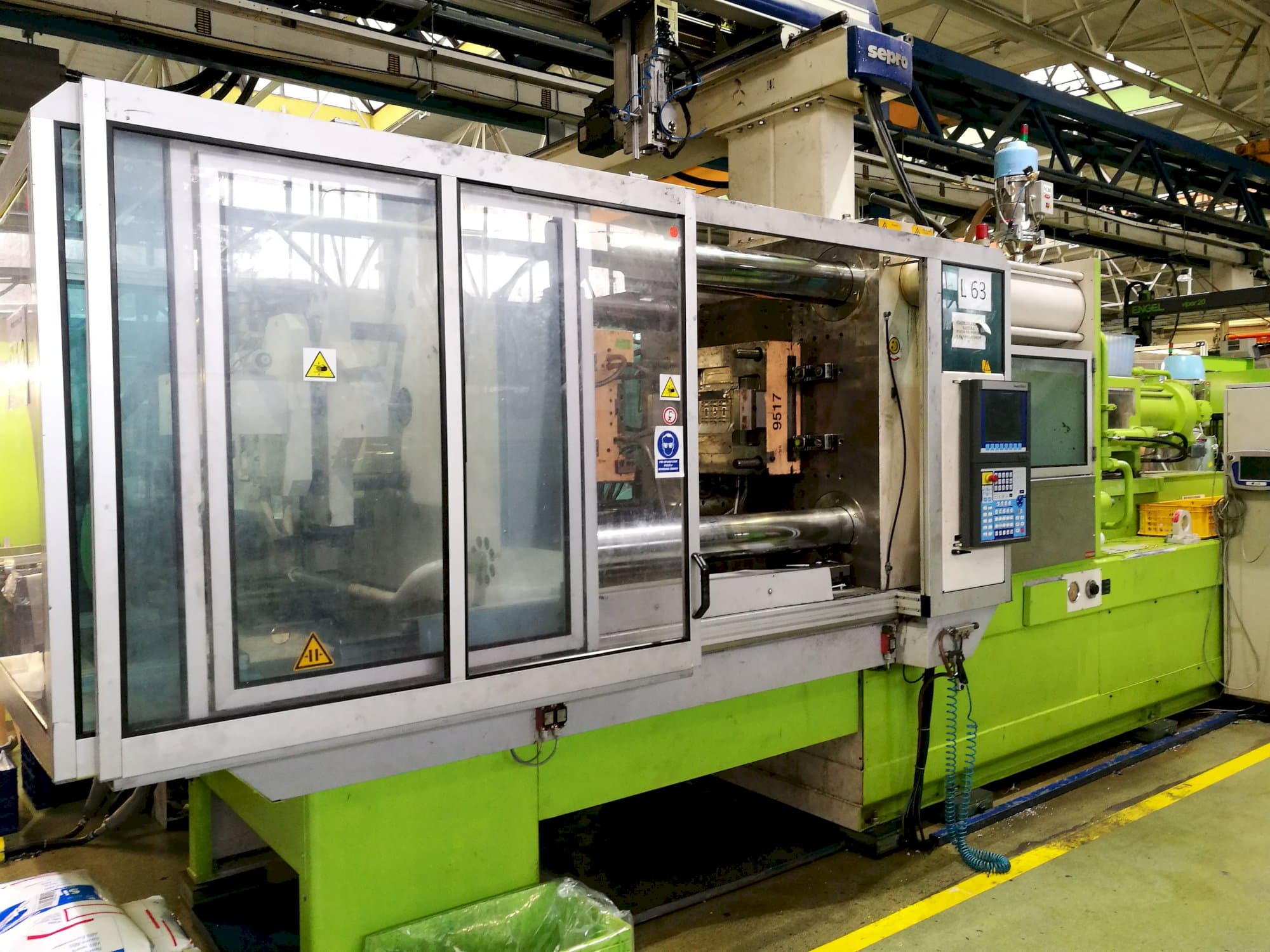 Linke Ansicht der Krauss Maffei 420-1900 C2 Maschine