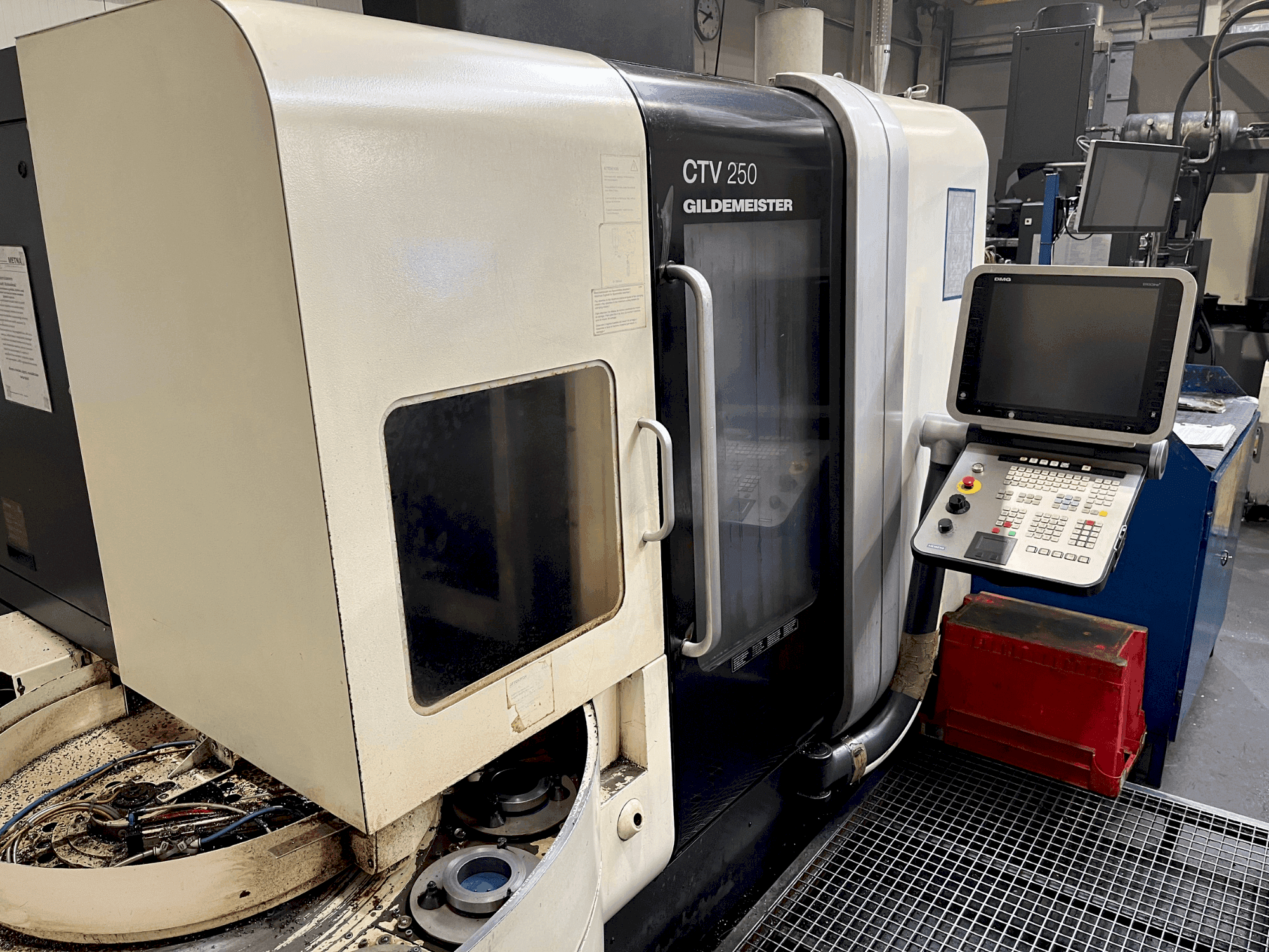 Frontansicht der DMG GILDEMEISTER CTV 250  Maschine
