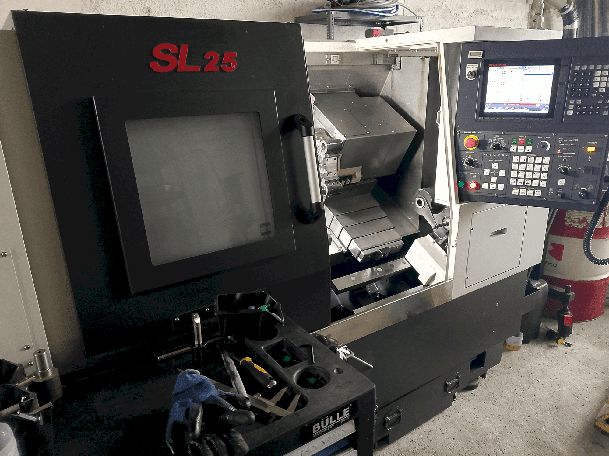 Frontansicht der Akira Seiki SL 25  Maschine