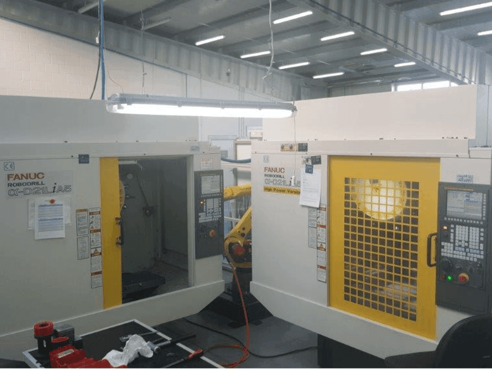 Frontansicht der FANUC RoboDrills D21LiA5 + M20iA/M35  Maschine