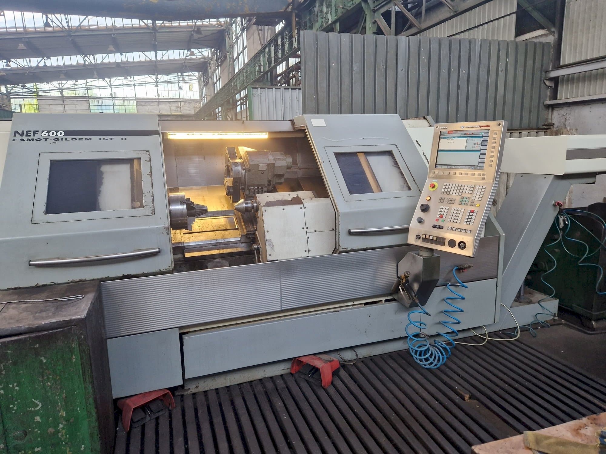 Frontansicht der DMG GILDEMEISTER NEF 600  Maschine