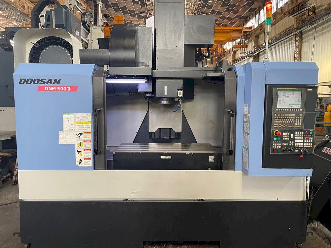Frontansicht der Doosan MYNX DNM 500 II  Maschine