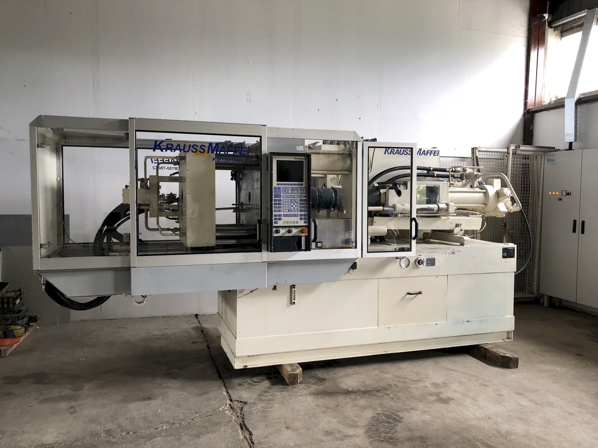 Frontansicht der Krauss Maffei 150-700 C2  Maschine