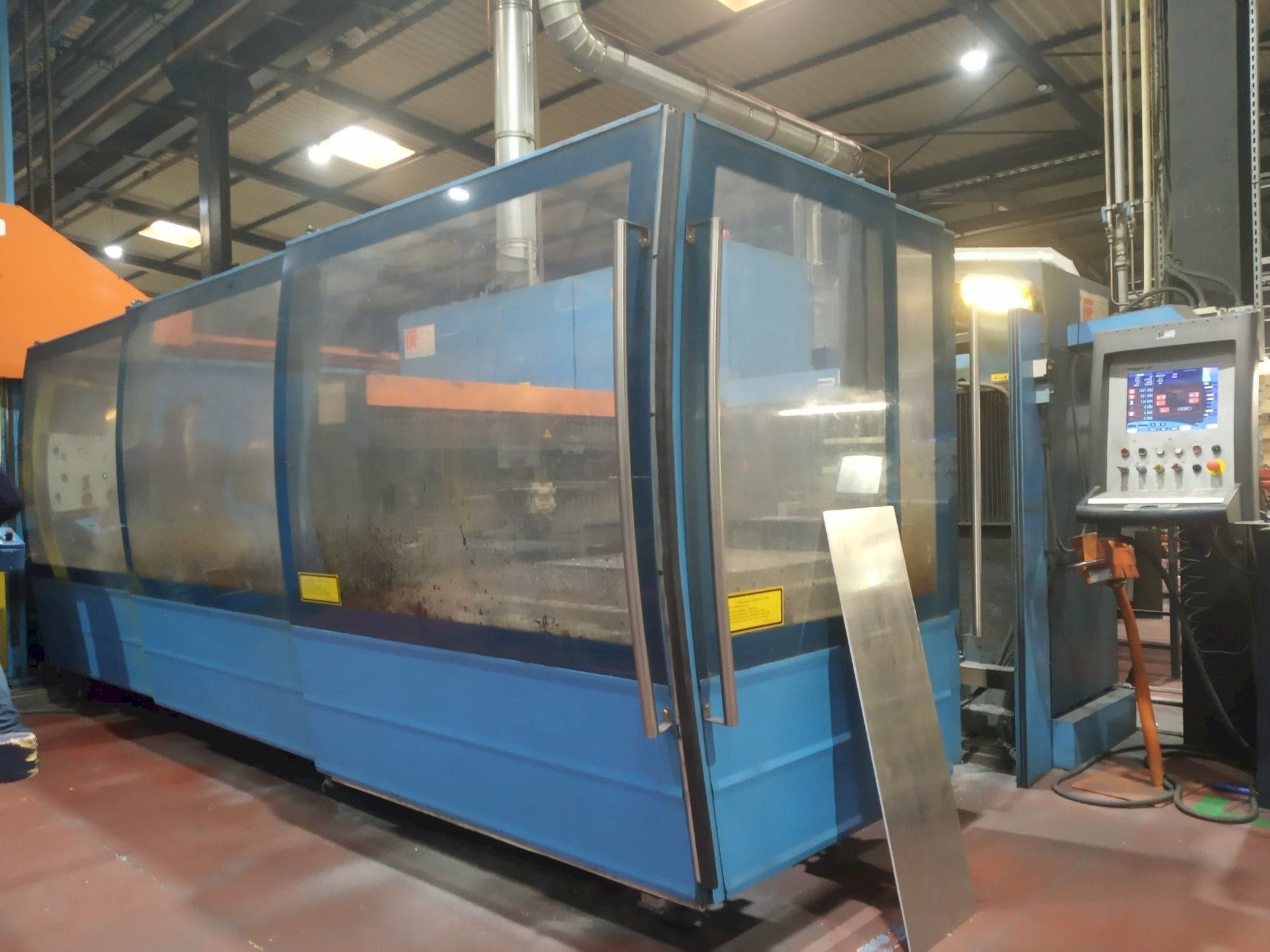 Linke Ansicht der Prima Power Platino 1530  Maschine