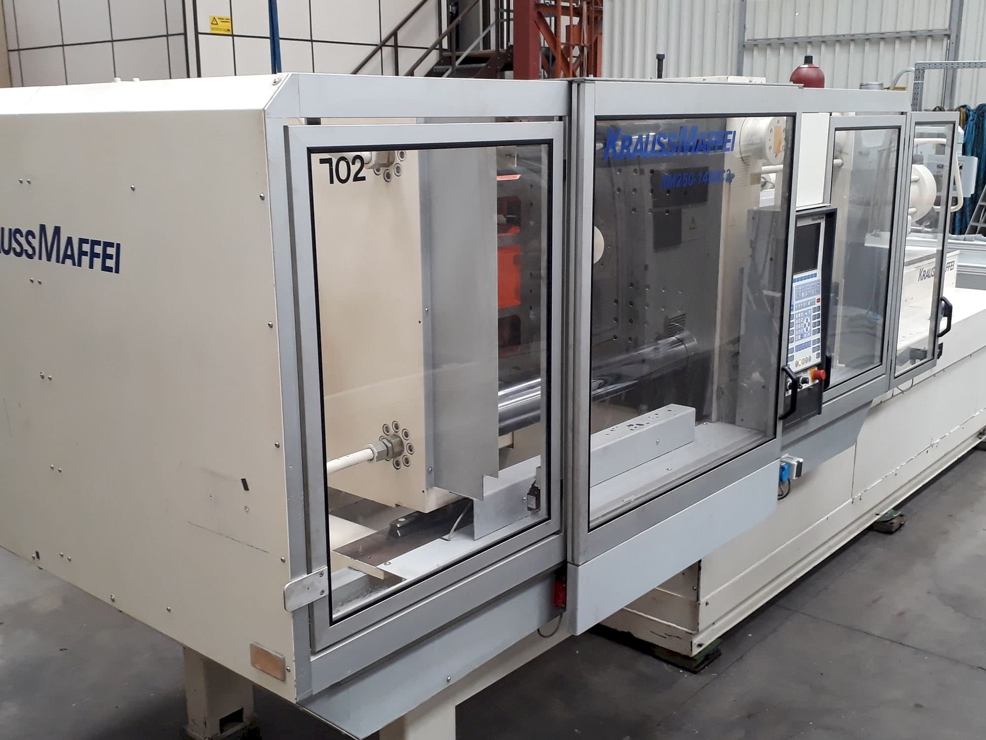 Frontansicht der Krauss Maffei 250-1400 C2  Maschine