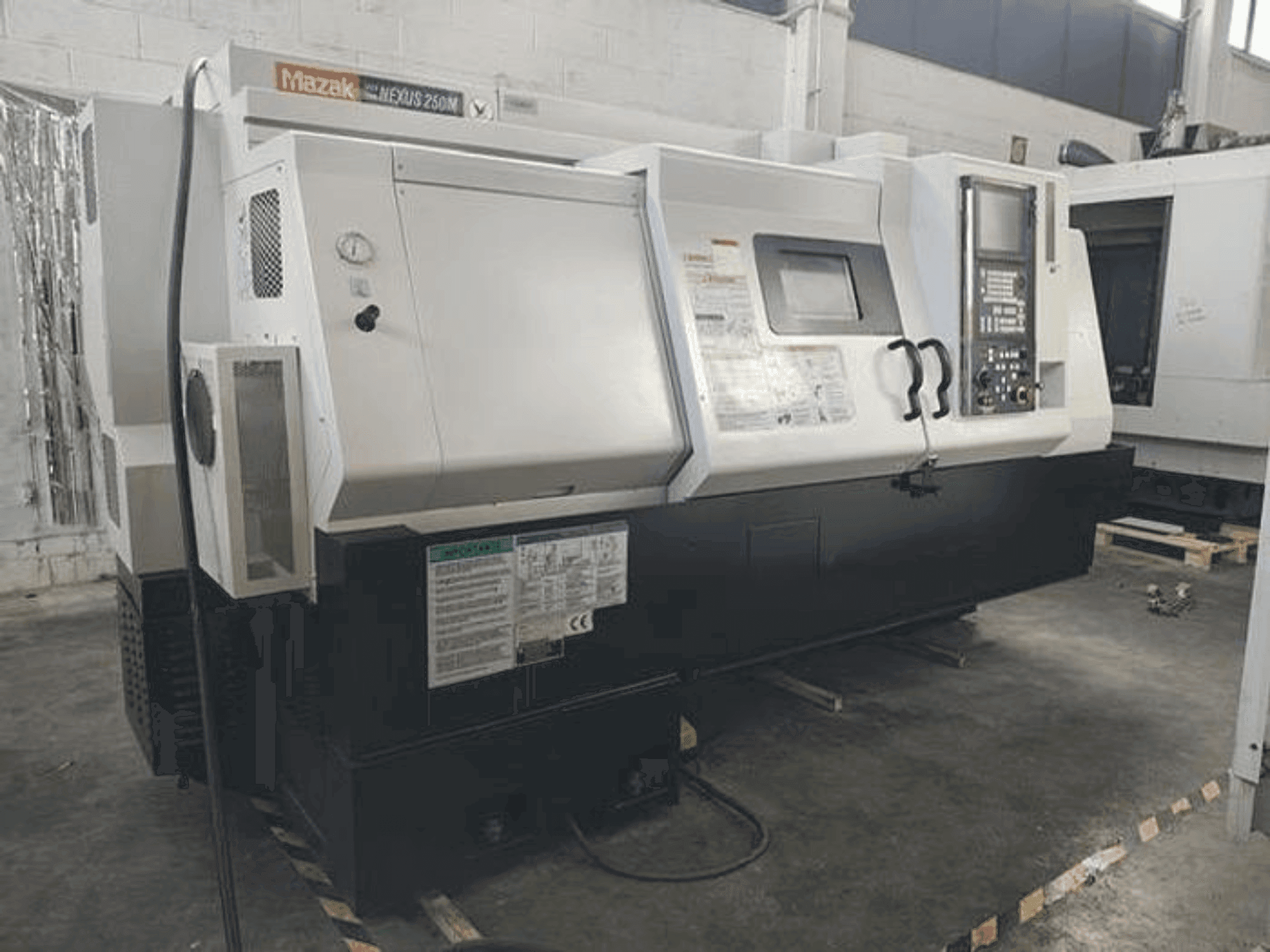 Frontansicht der Mazak QTN 250M 1000L  Maschine