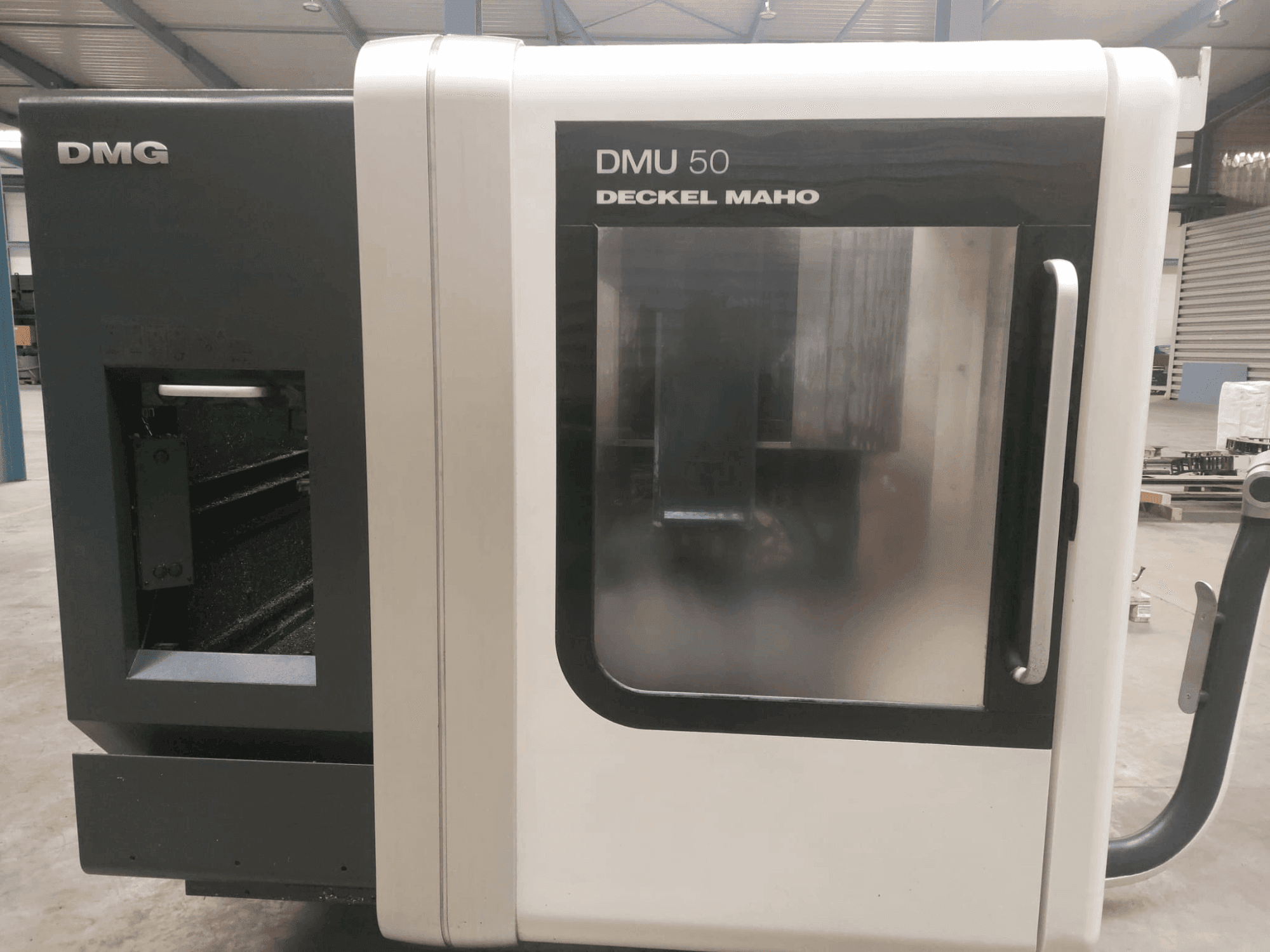 Frontansicht der DMG DECKEL MAHO DMU 50  Maschine