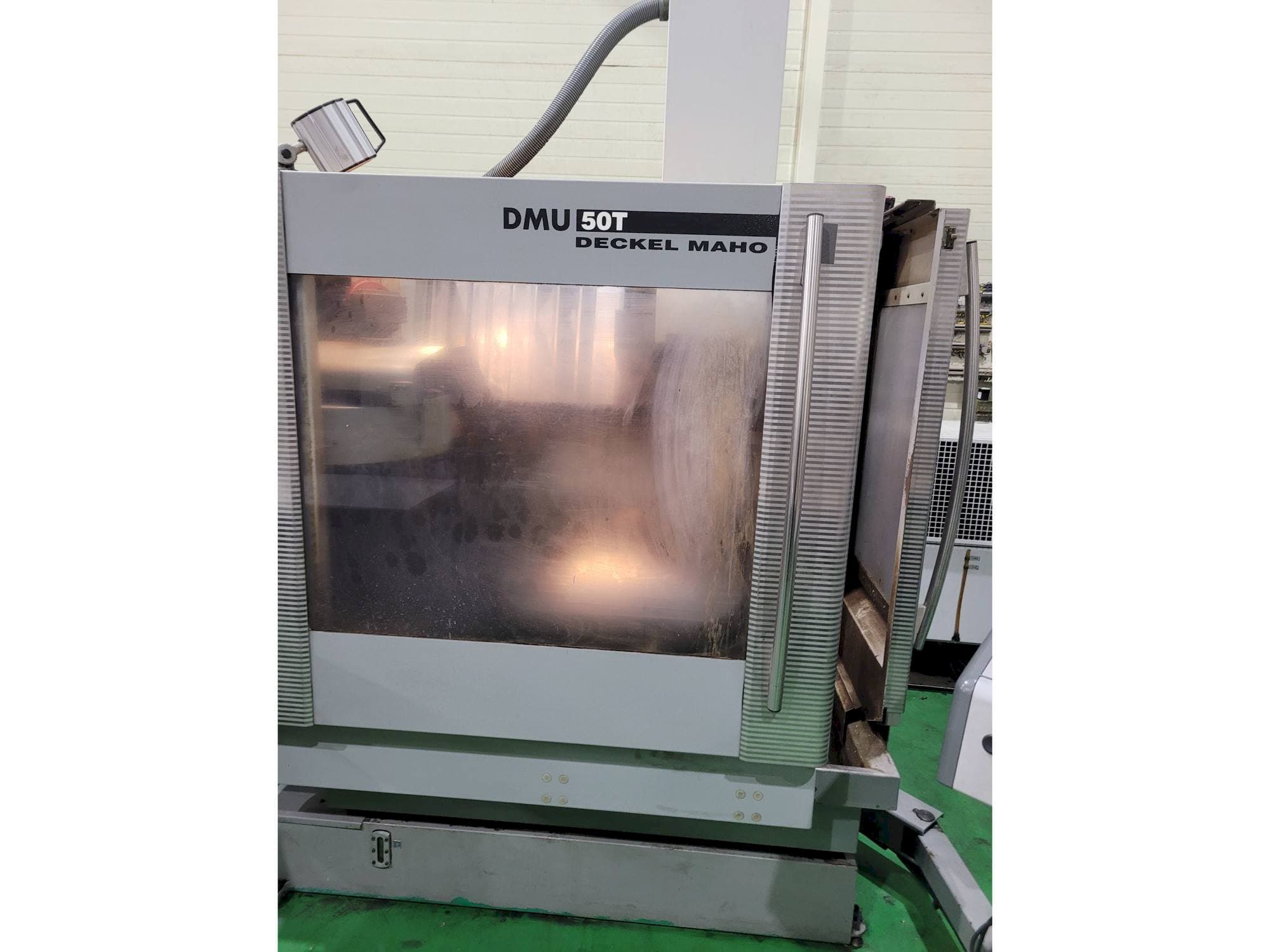 Frontansicht der DECKEL MAHO DMU 50 T Maschine