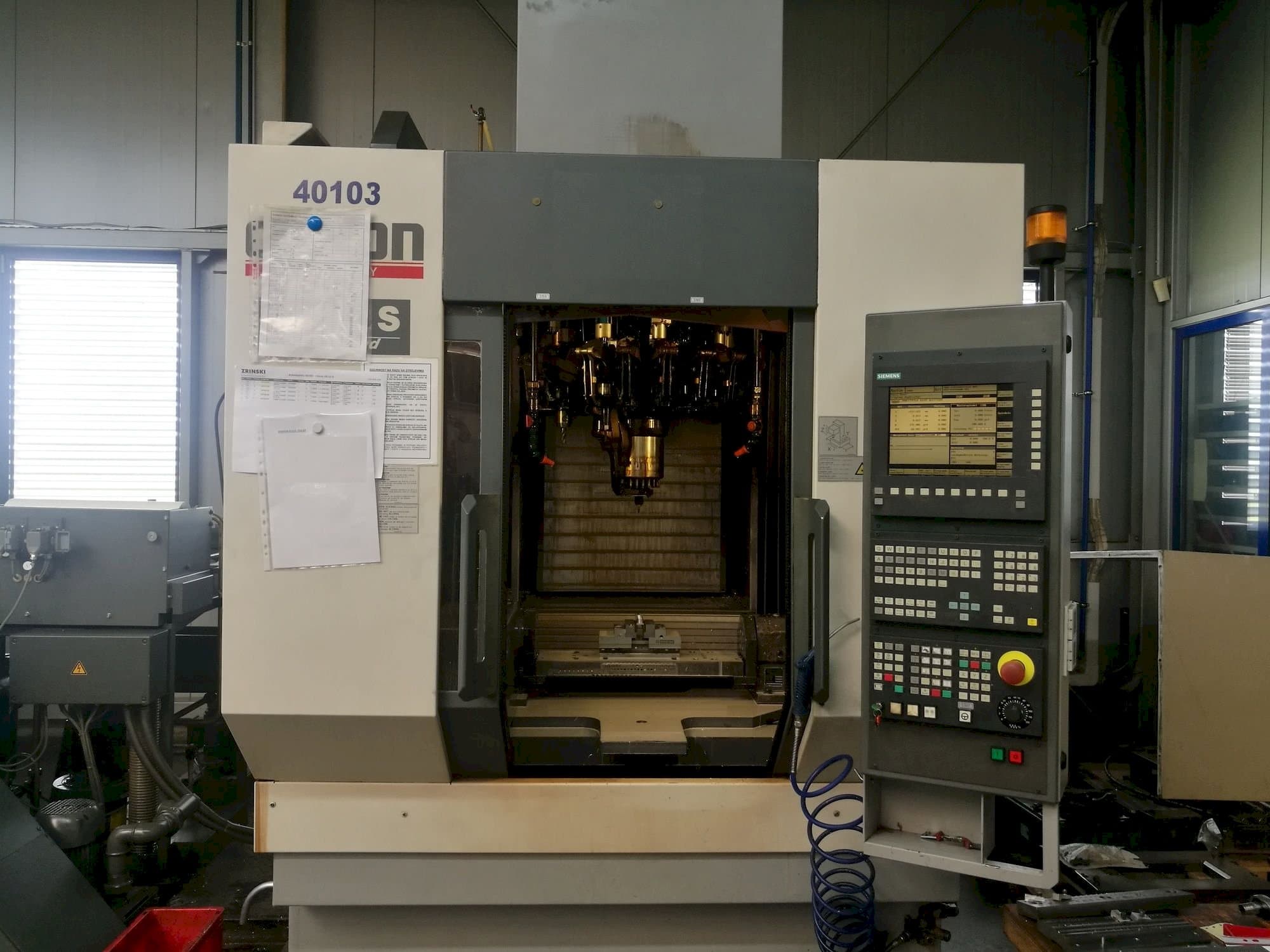 Frontansicht der CHIRON FZ12S  Maschine