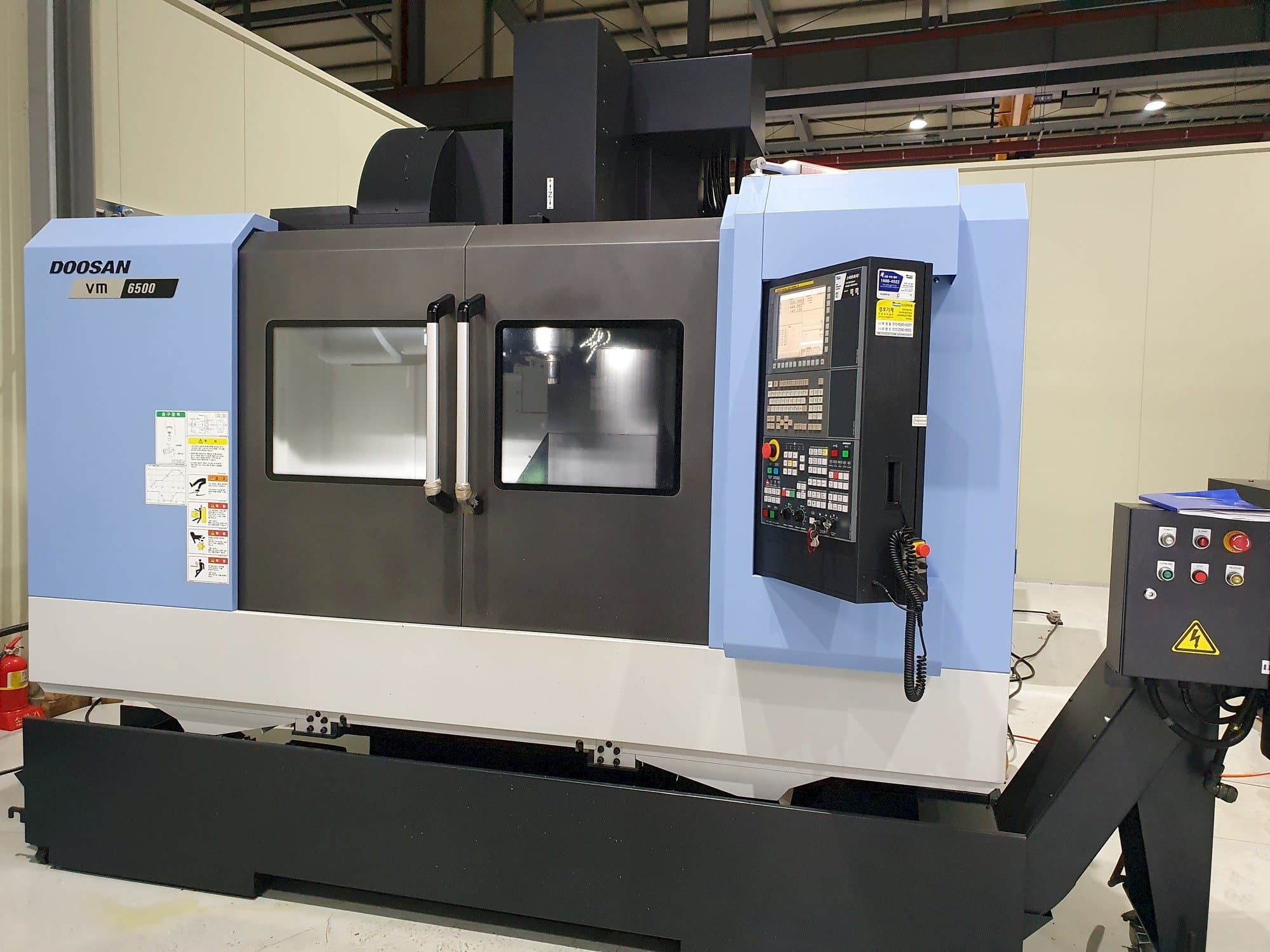 Frontansicht der Doosan VM6500  Maschine