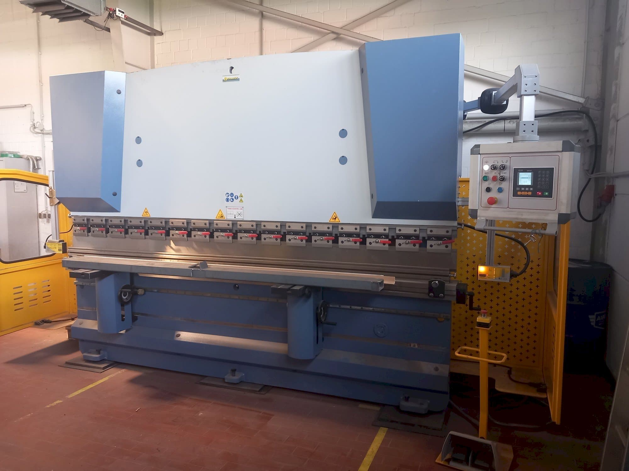 Frontansicht der Bernardo APH 3200X125  Maschine