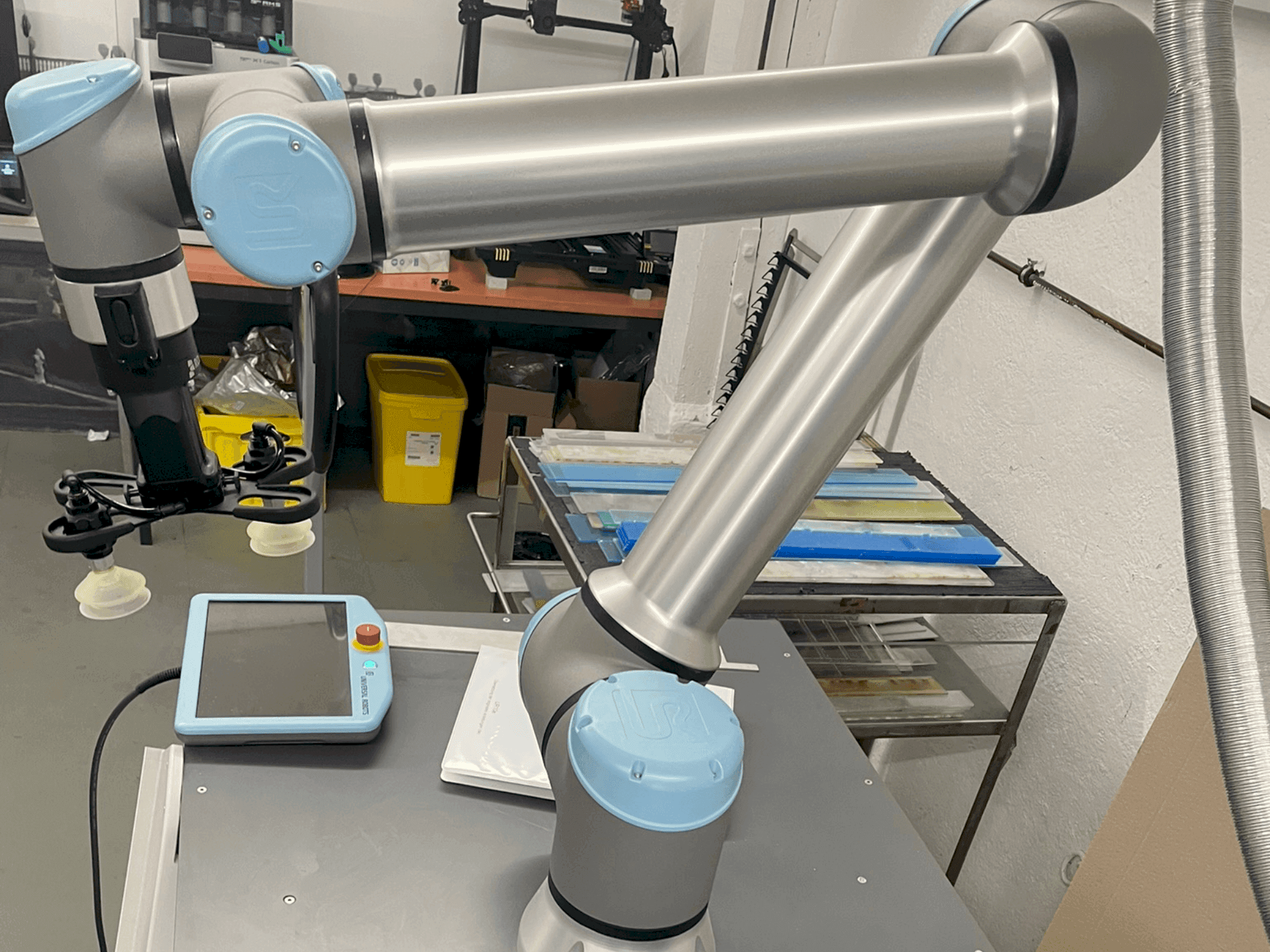 Frontansicht der Universal Robots UR10  Maschine