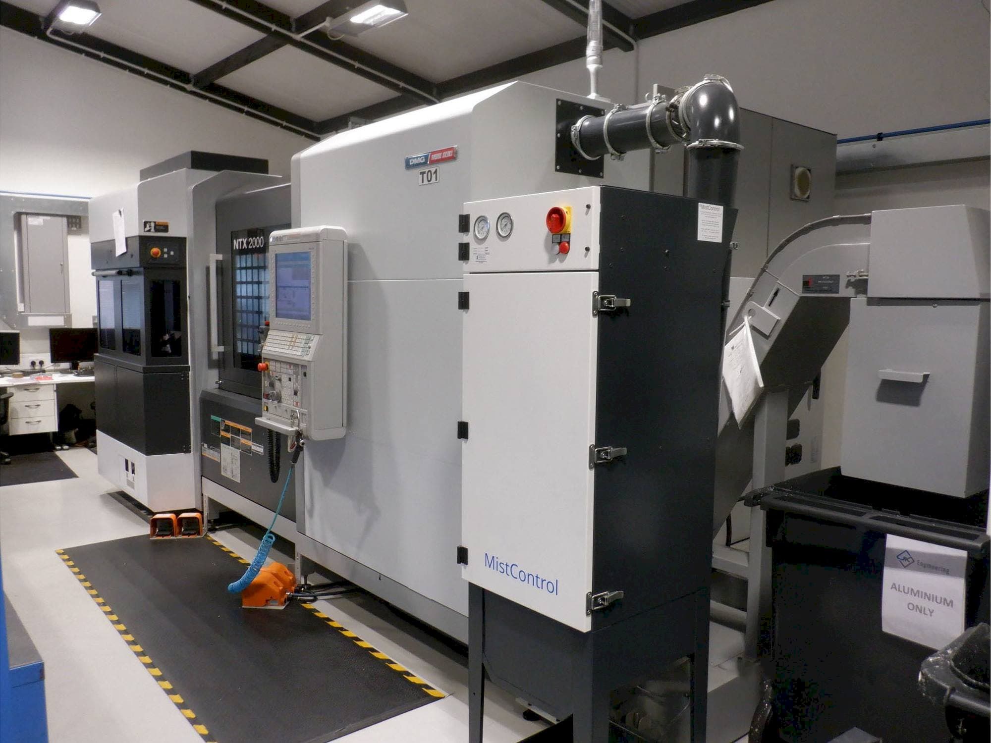 Frontansicht der DMG MORI NTX 2000  Maschine