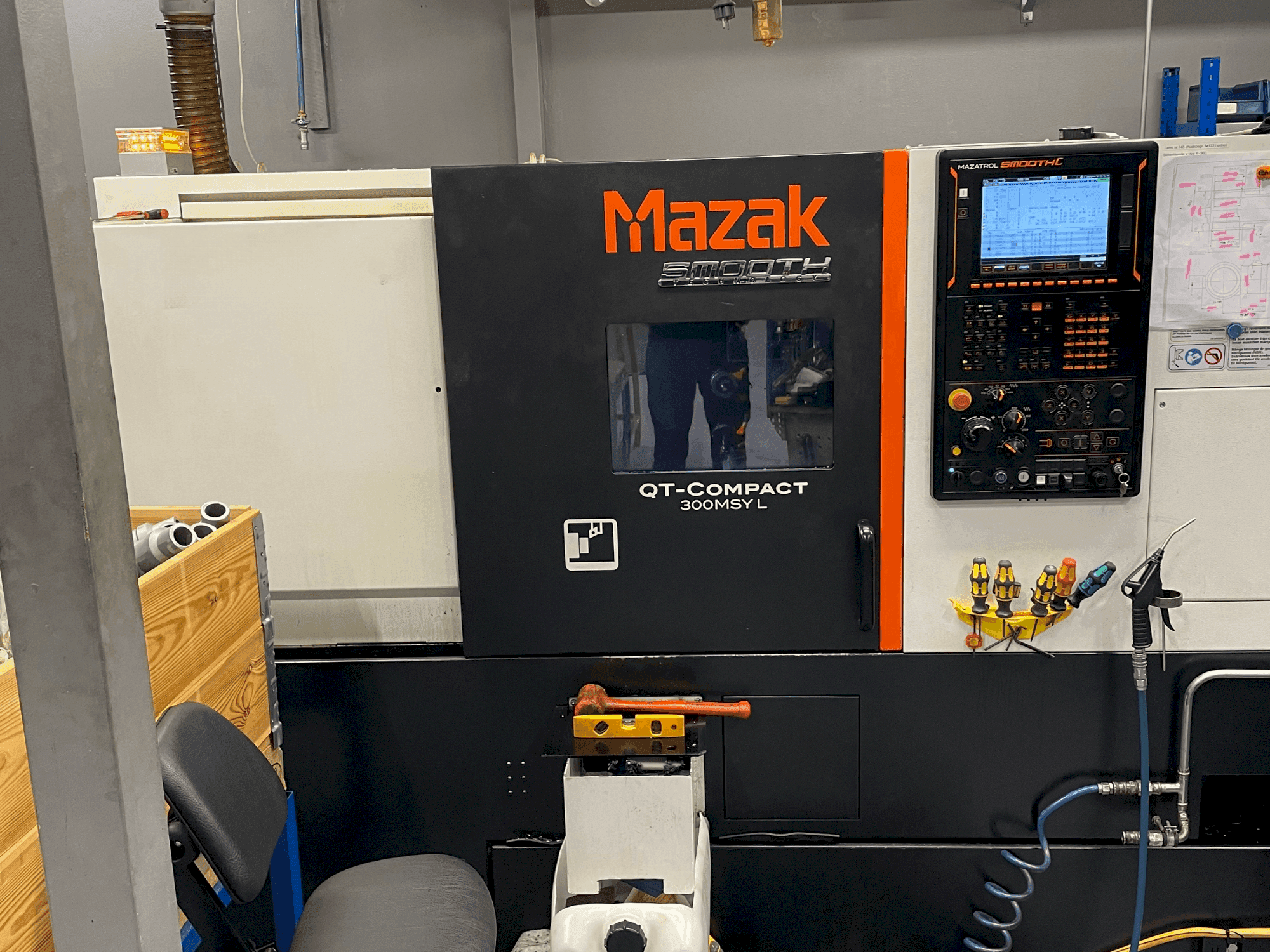 Frontansicht der Mazak Quick Turn Compact 300 MSY L  Maschine