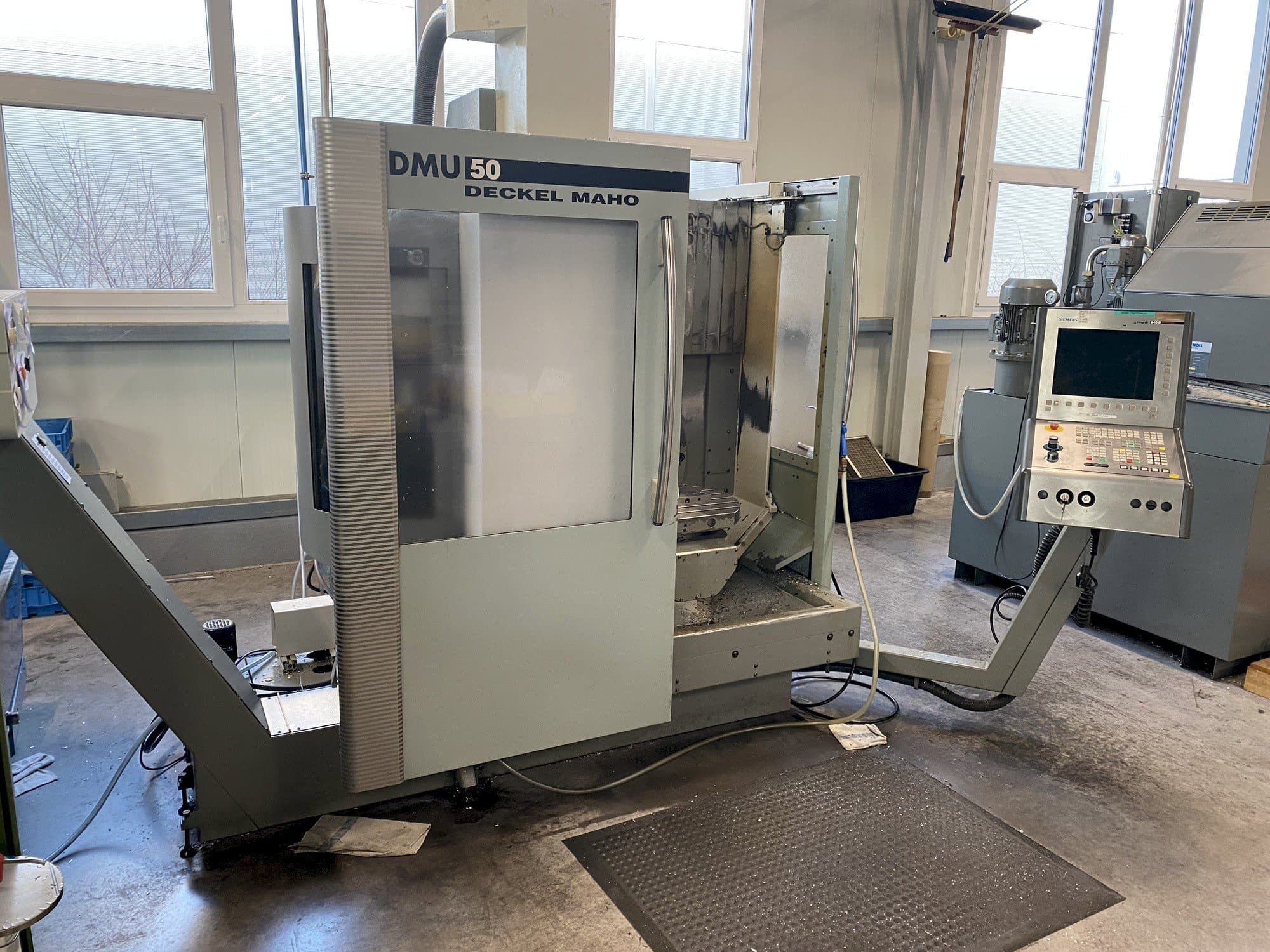 Frontansicht der DECKEL MAHO DMU 50  Maschine